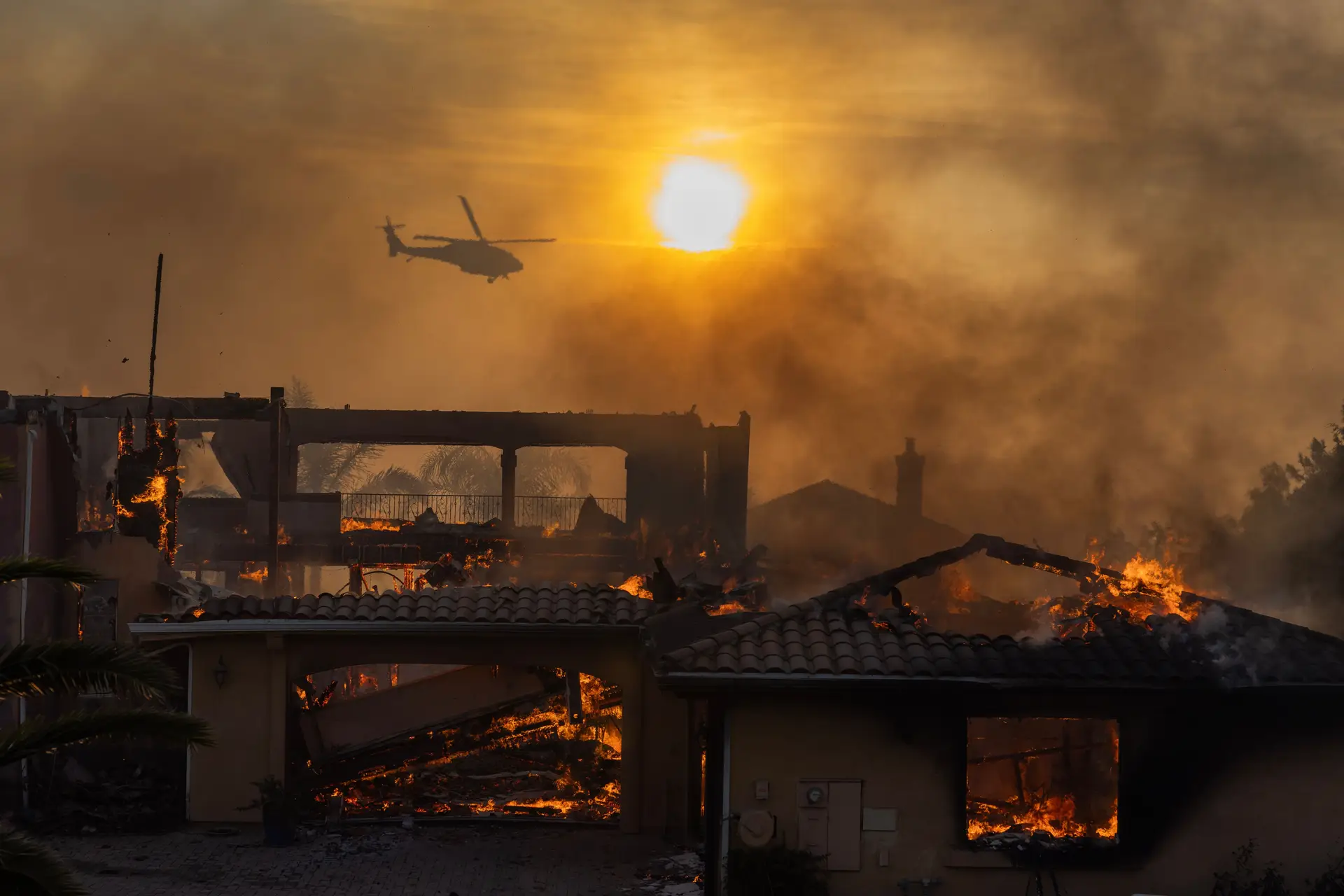 Incêndios na Califórnia destroem casas e obrigam centenas de pessoas a fugir
