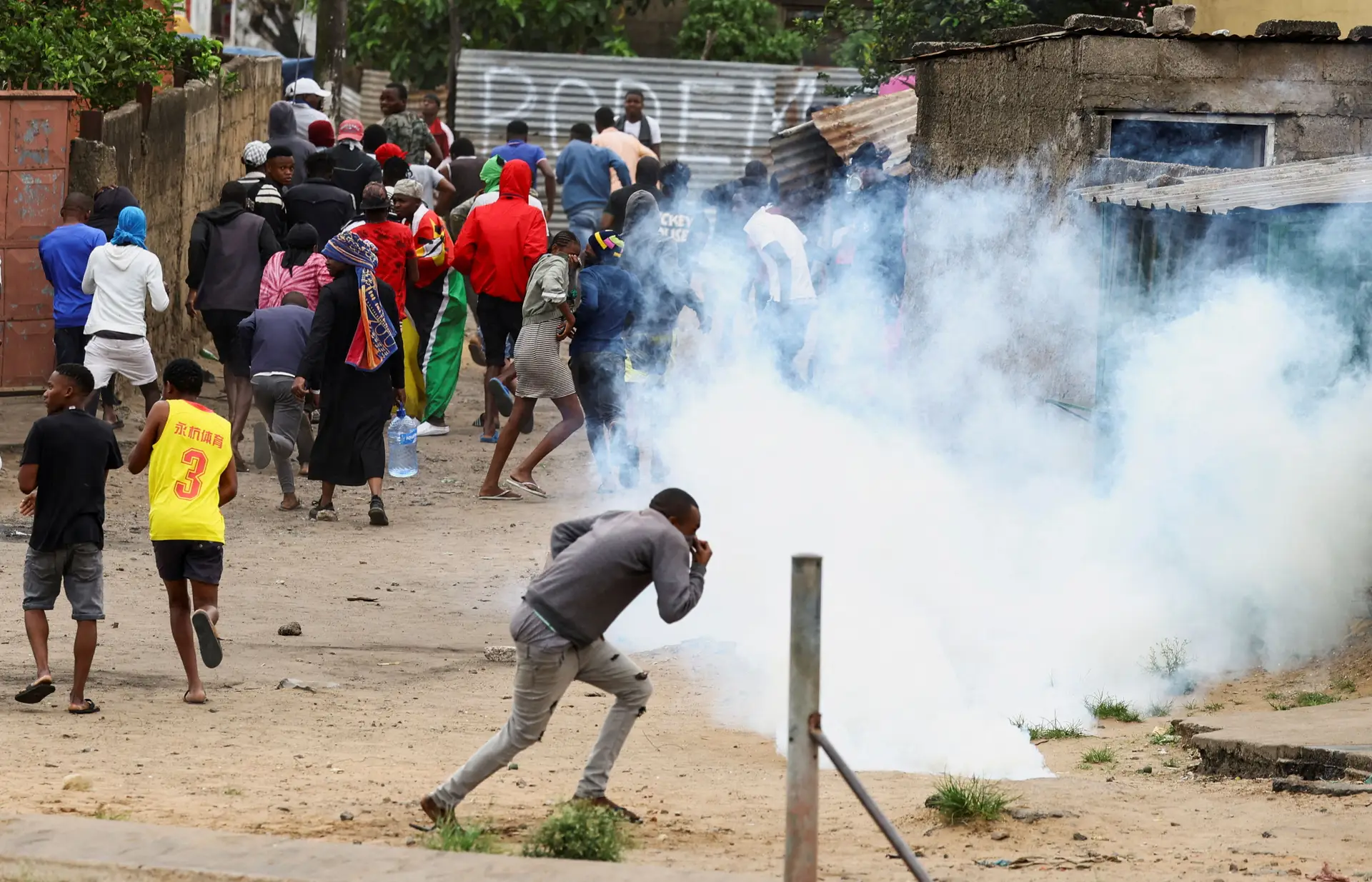 Polícia moçambicana dispersa centenas de manifestantes com gás lacrimogéneo em Maputo