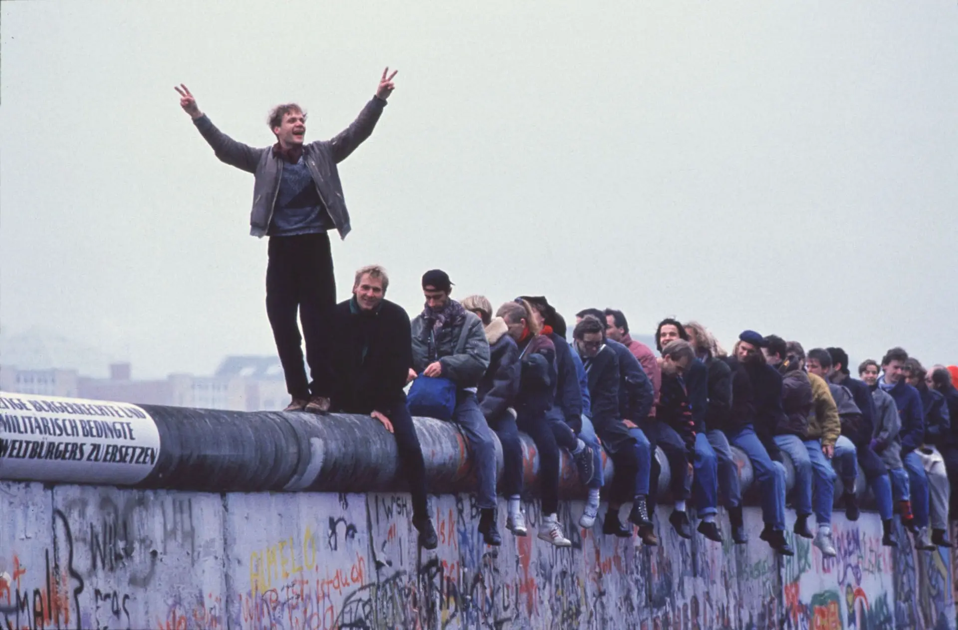 Muro de Berlim caiu há 35 anos: celebração inclui 1.000 músicos e 4 km de cartazes