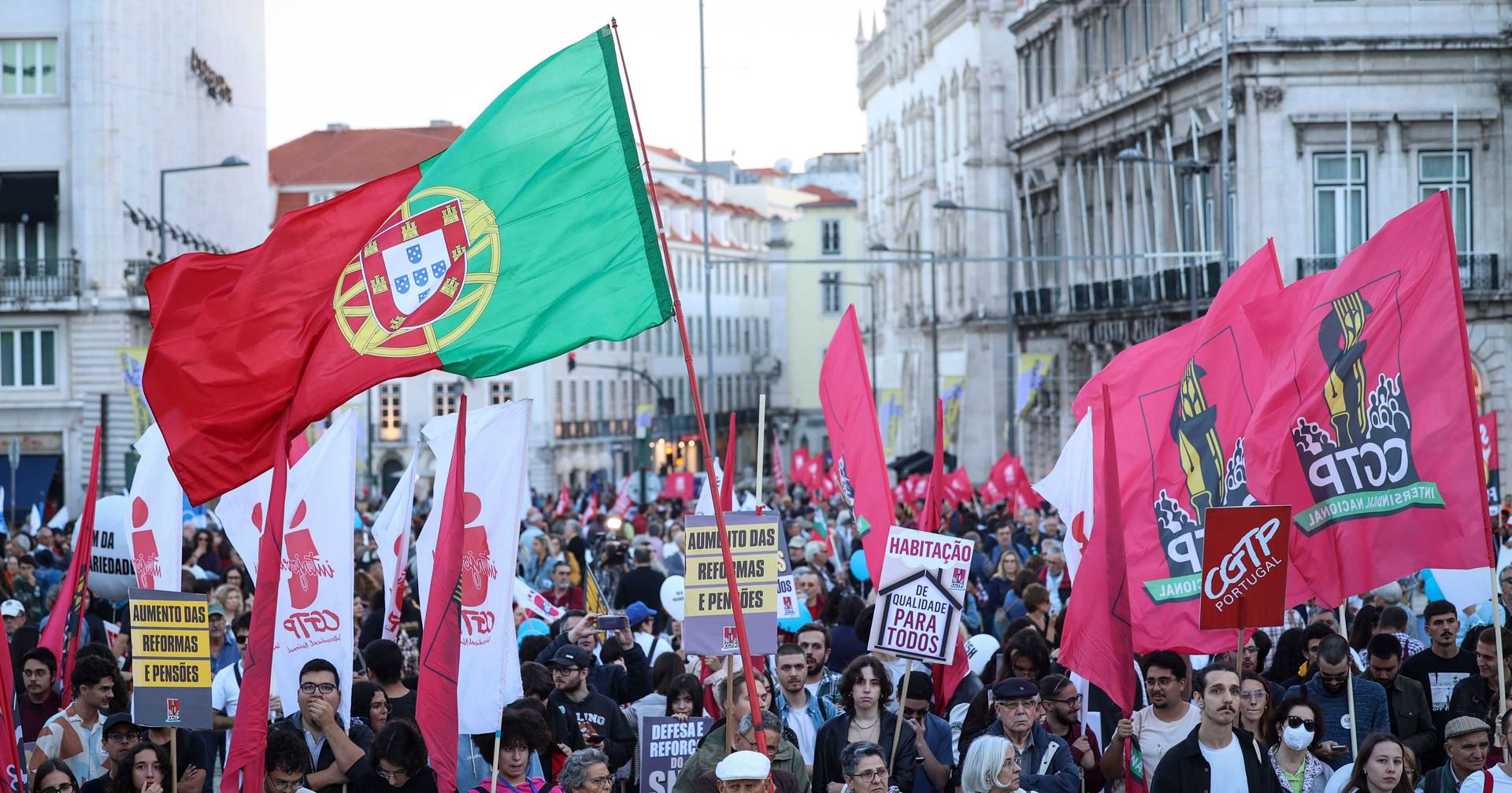 Milhares de manifestantes se concentraram em Lisboa e Porto por melhores salários
  #ÚltimasNotícias #lisboa