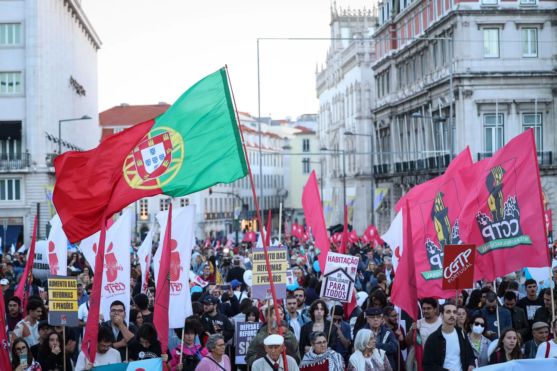 Milhares de manifestantes se concentraram em Lisboa e Porto por melhores salários