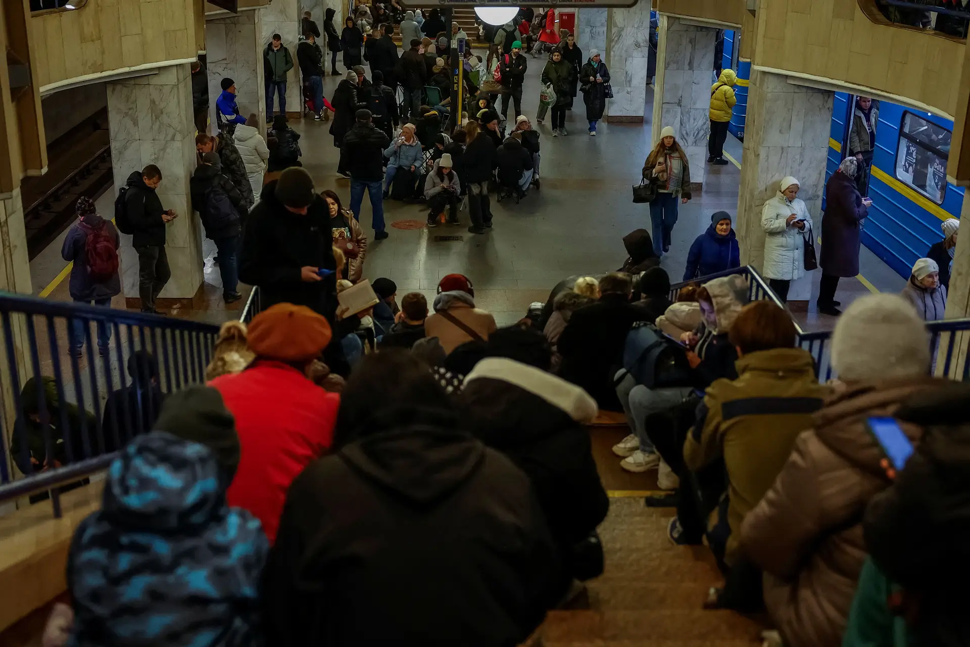 Pessoas abrigam-se numa estação de metro, em Kiev, durante o alerta de ataque aéreo