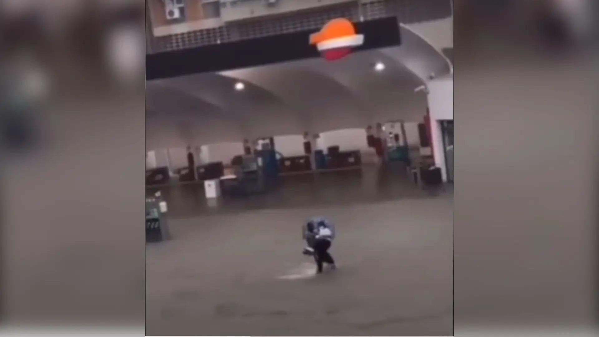 "Herói do dia em Málaga": vídeo mostra jovem a salvar mulher que ficou presa nas cheias