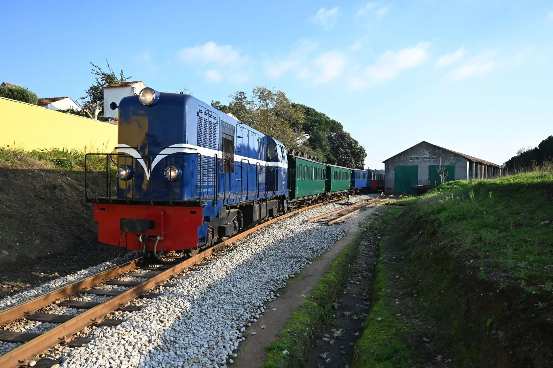 “Vouguinha”: comboio histórico regressa para anunciar a chegada do Natal