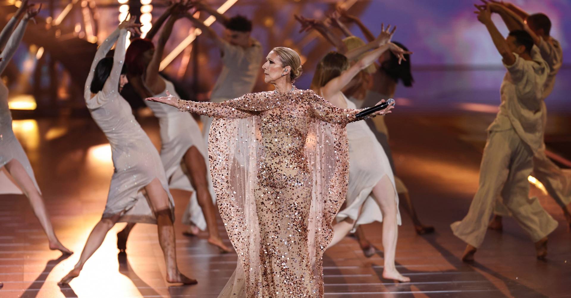 Céline Dion volta a pisar os palcos, desta vez num desfile de Elie Saab
 #ÚltimasNotícias #Portugal