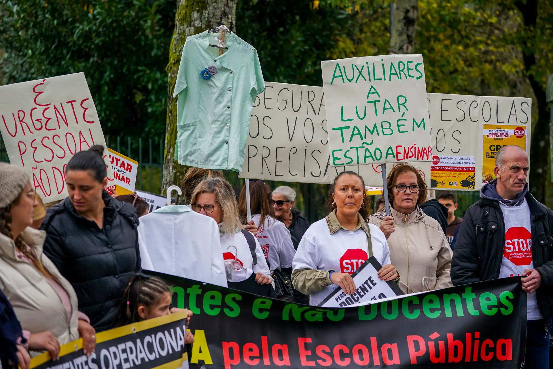 Professores e trabalhadores das escolas cumprem um dia de greve nacional