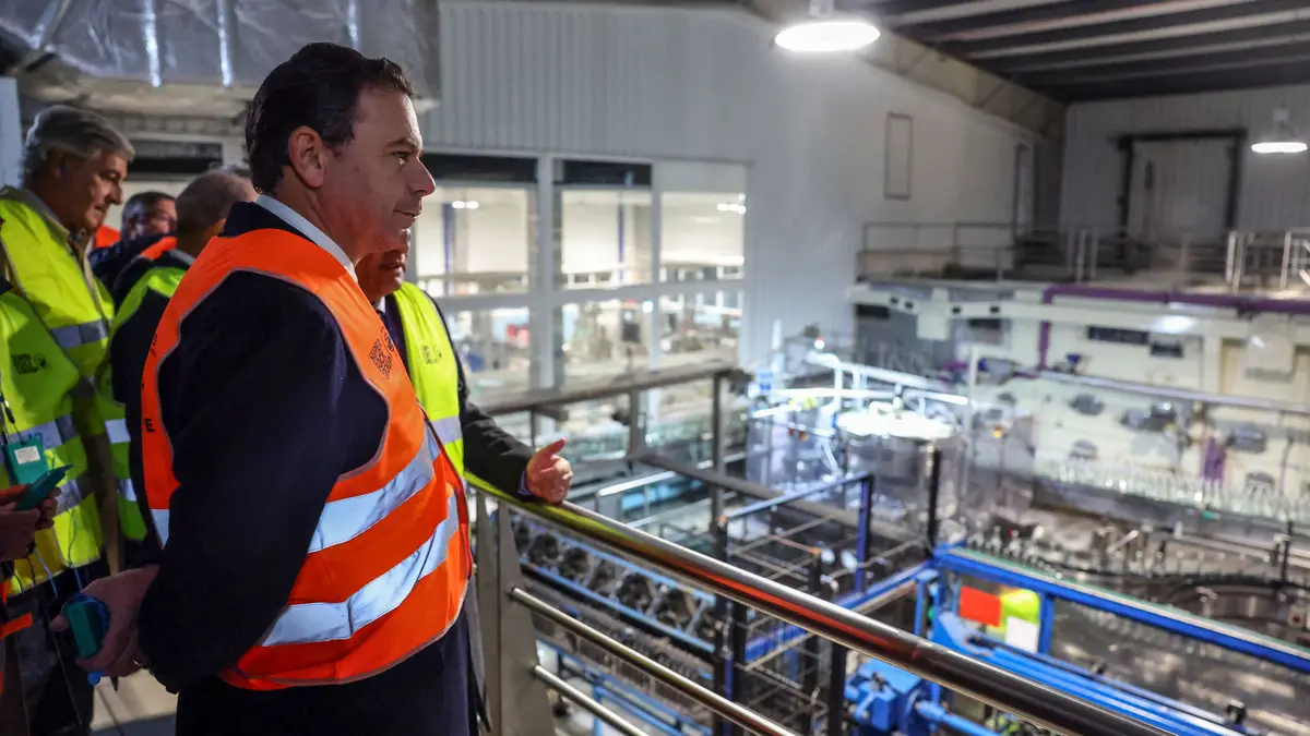 O primeiro-ministro, Luís Montenegro, observa a linha de engarrafamento da Empresa das Águas Alcalinas Medicinais de Castelo de Vide, onde assistiu à cerimónia dos 100 anos da fundação da empresa