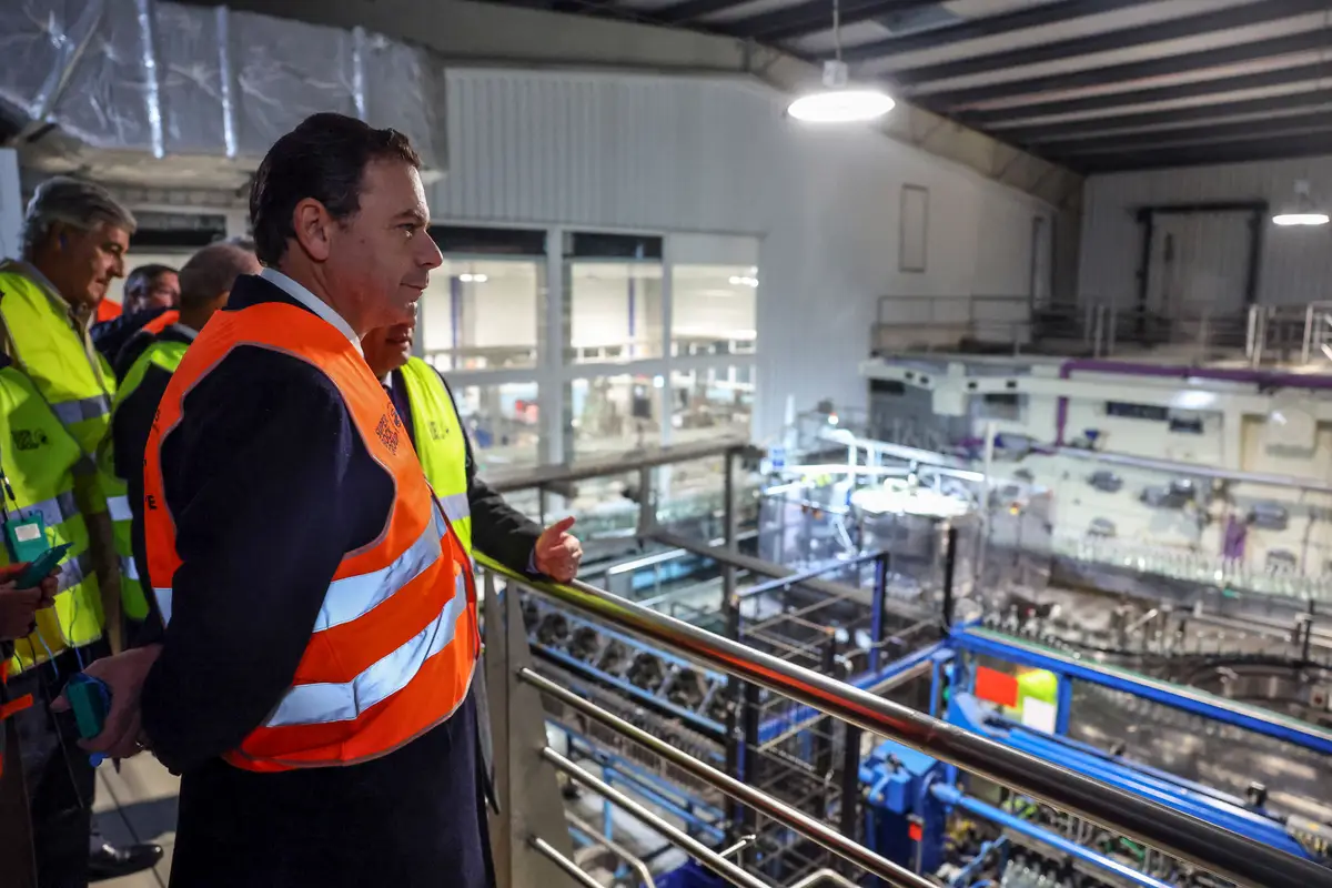 O primeiro-ministro, Luís Montenegro, observa a linha de engarrafamento da Empresa das Águas Alcalinas Medicinais de Castelo de Vide, onde assistiu à cerimónia dos 100 anos da fundação da empresa