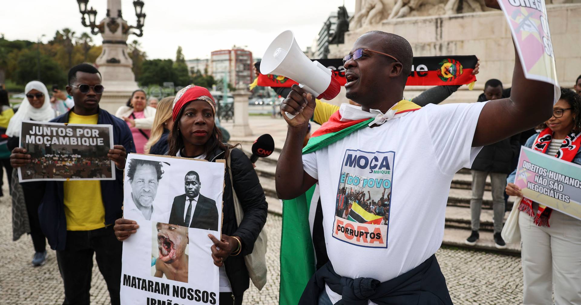 Mais de 50 pessoas manifestaram-se em Lisboa pelo fim da violência em Moçambique
  #ÚltimasNotícias #lisboa