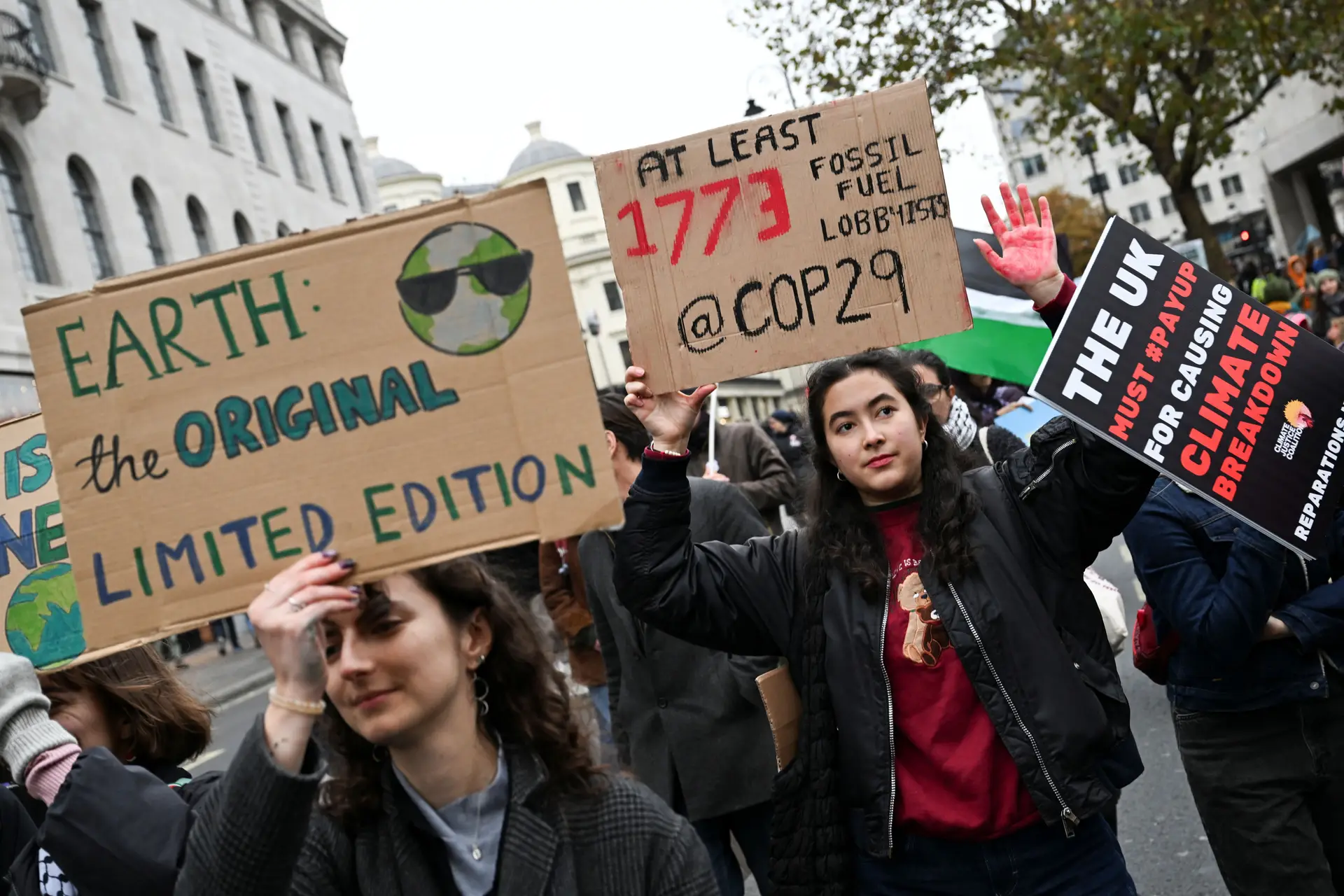 COP29 marcada por protesto de ativistas que exigem aposta na luta contra alterações climáticas