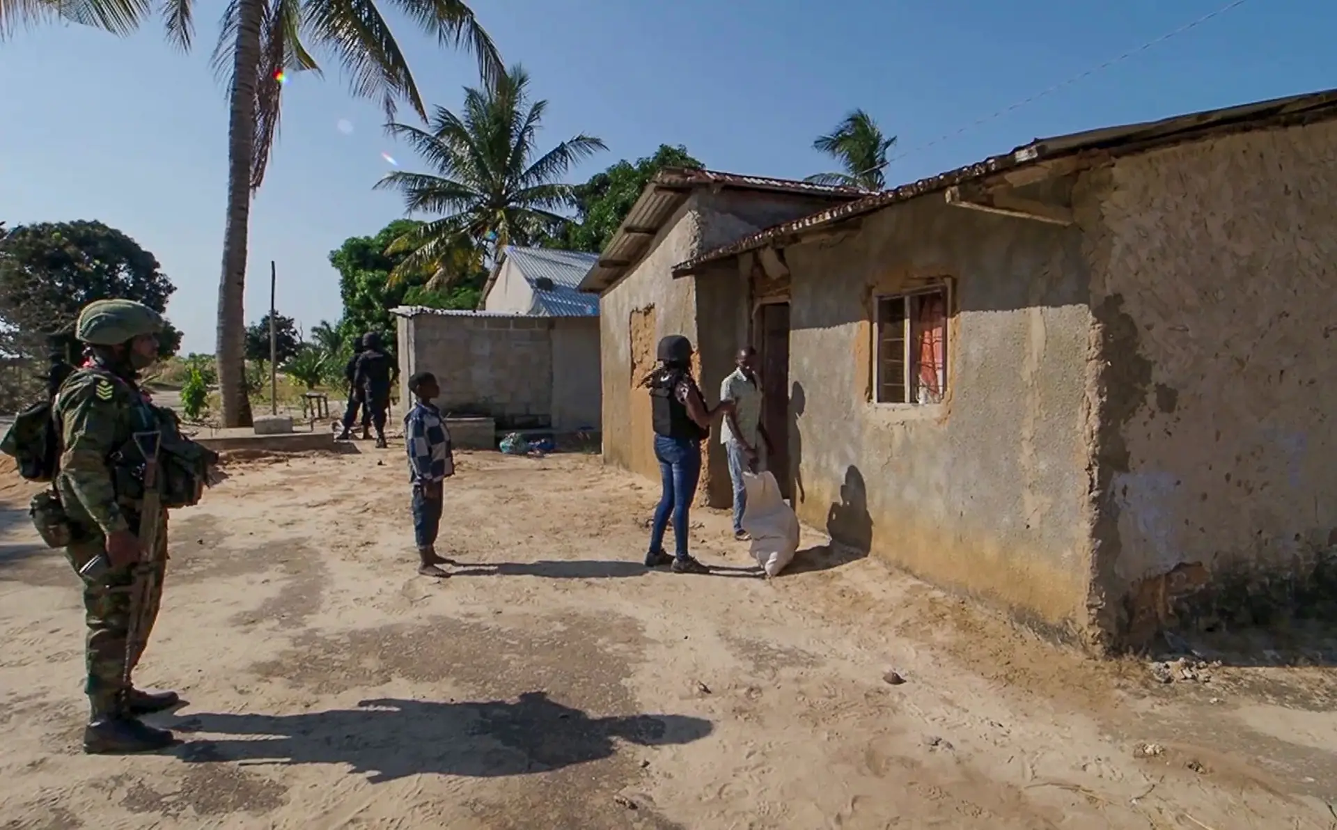 Soldados ruandeses patrulham uma aldeia nos arredores de Palma, em Cabo Delgado (agosto de 2021).