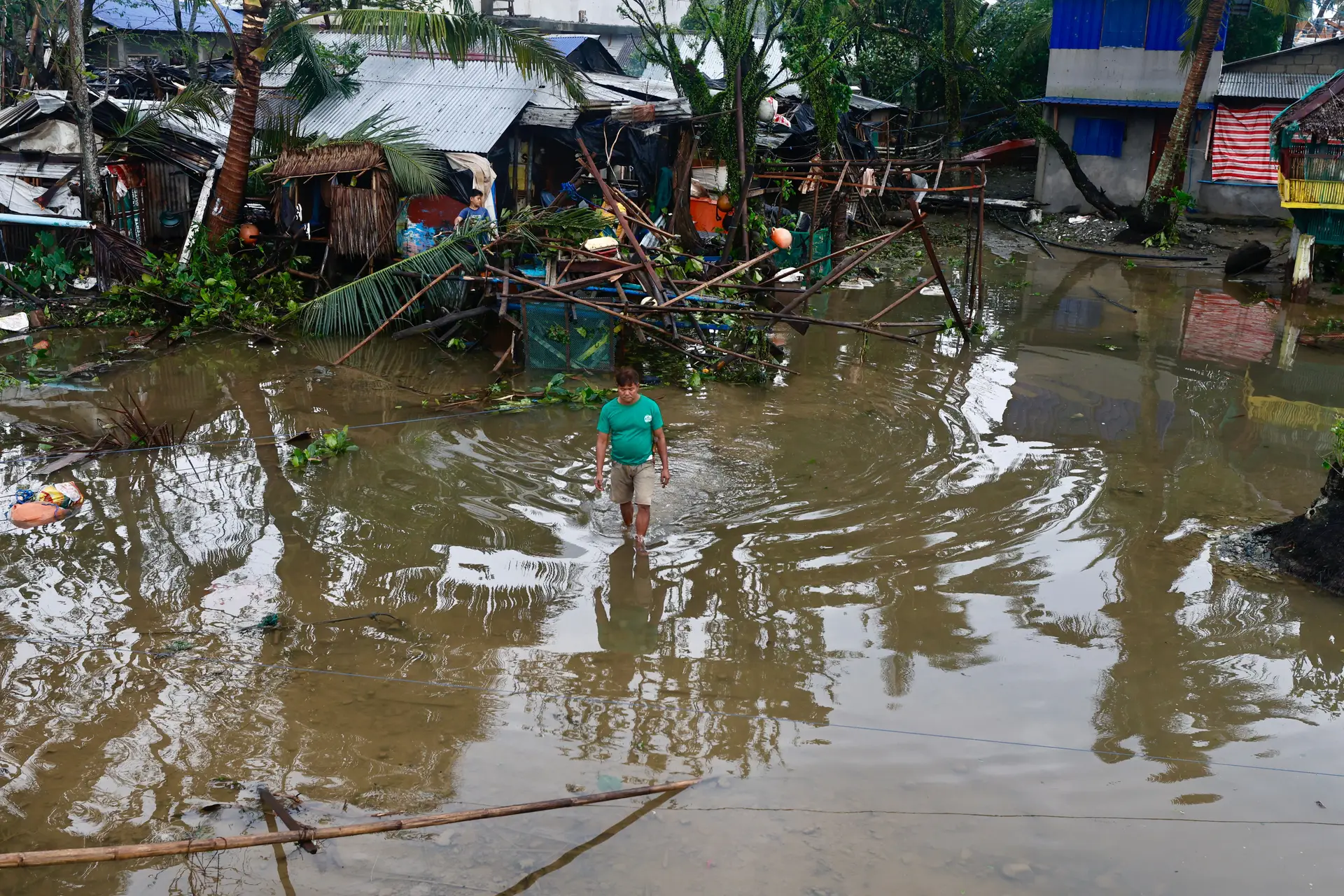 Supertufão Man-yi faz 7 mortos nas Filipinas, presidente diz que "não foi tão grave" como esperado