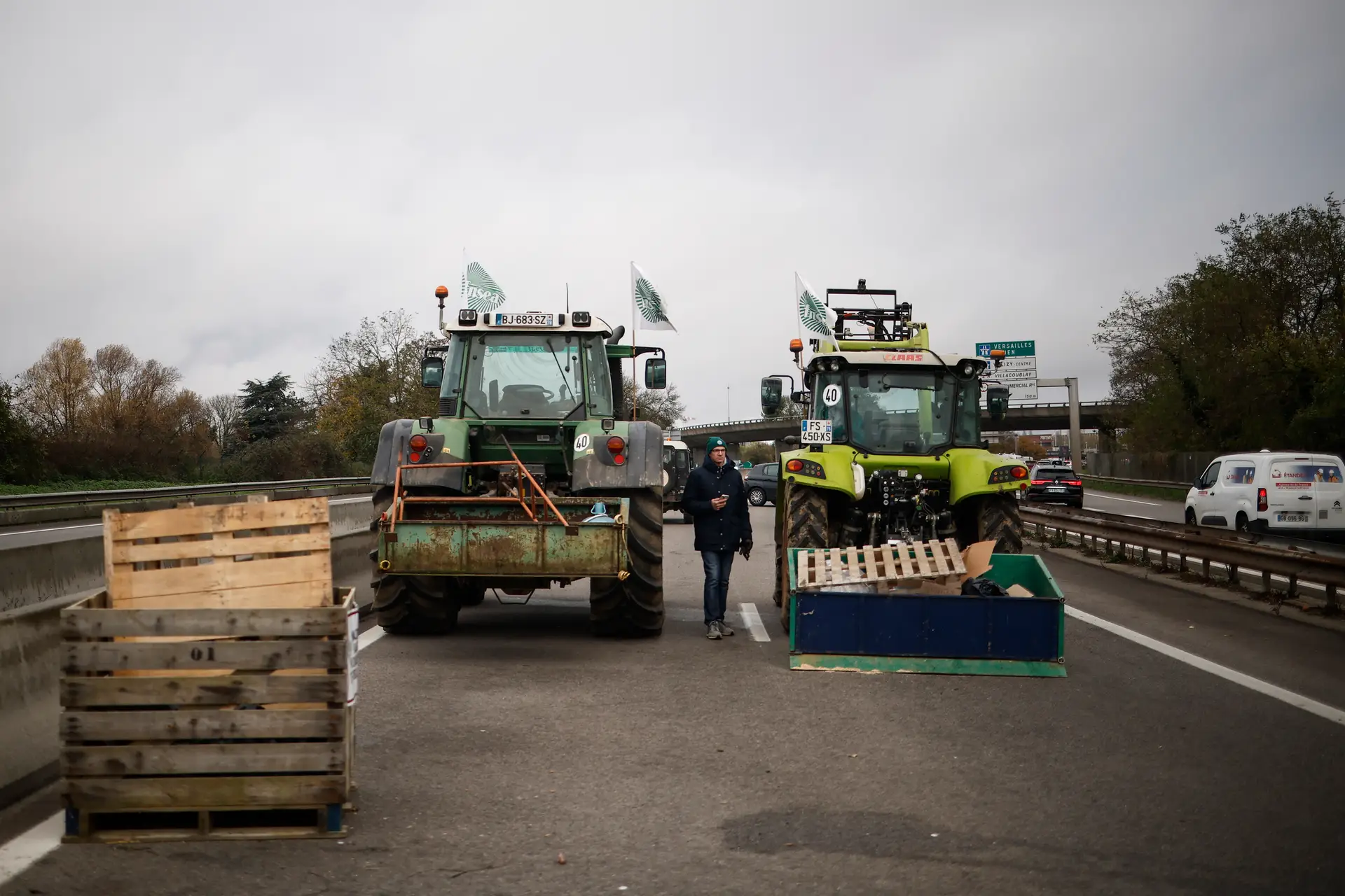 Agricultores franceses intensificam protestos com bloqueios de estradas em todo o país