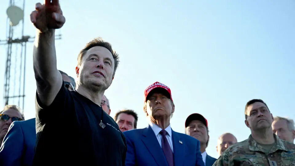 Elos Musk e Donald Trump assistem ao lançamento de um foguetão da SpaceX