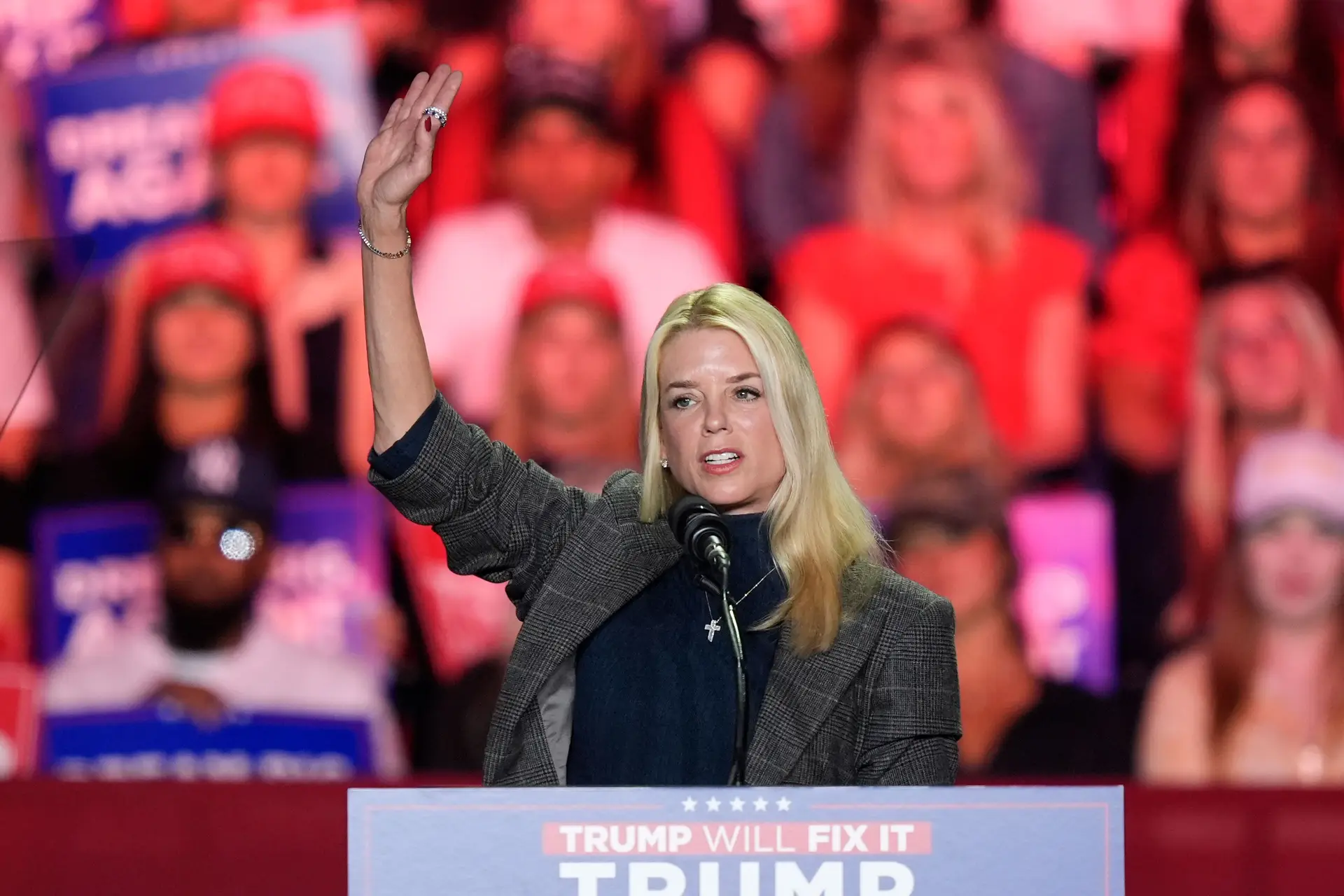 Após desistência de Matt Gaetz, Pam Bondi será a próxima procuradora-geral dos Estados Unidos