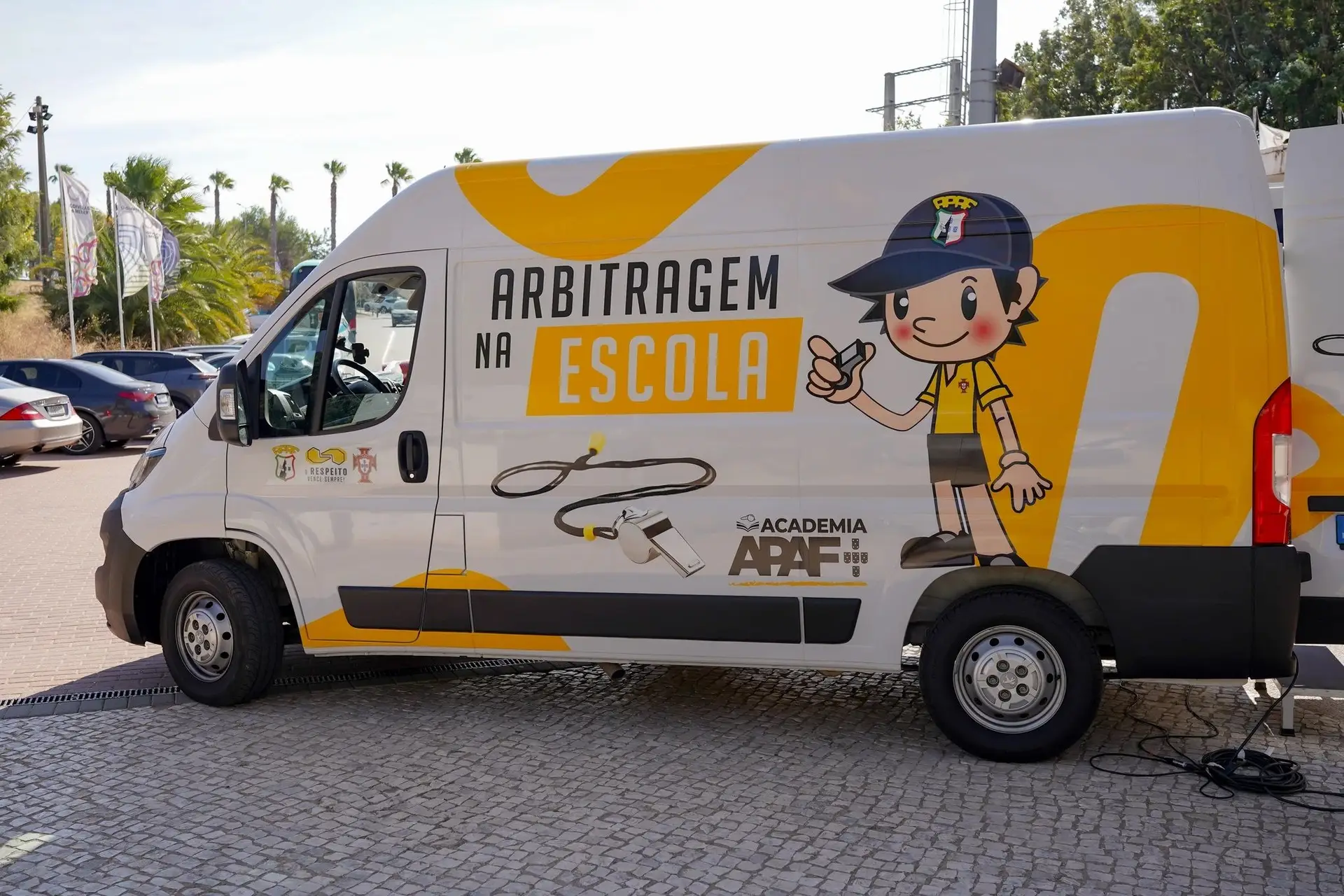 A "Carrinha da Arbitragem" circula pelas escolas do país