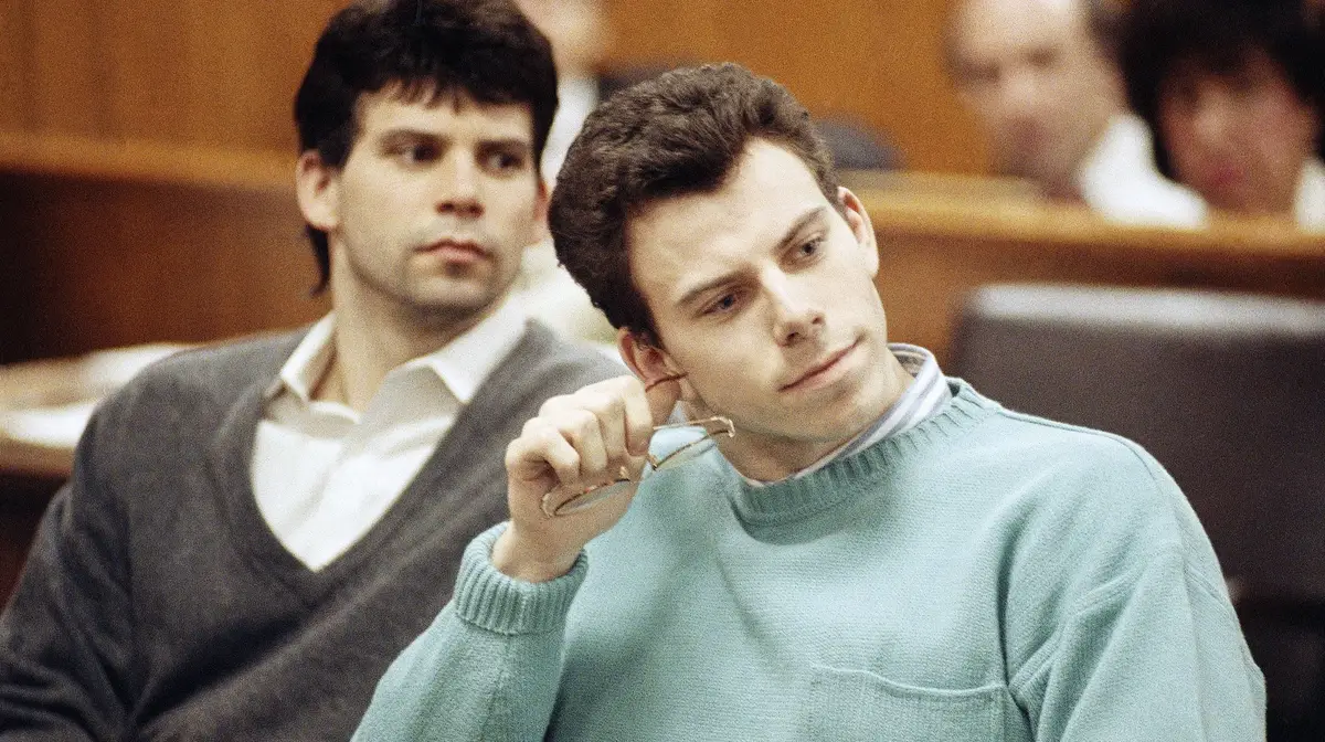 Lyle Menendez (à esquerda) e Erik Menendez (à direita) durante a audiência preliminar realizada em Beverly Hills, Califórnia, que foi adiada na sexta-feira, 12 de abril de 1991.