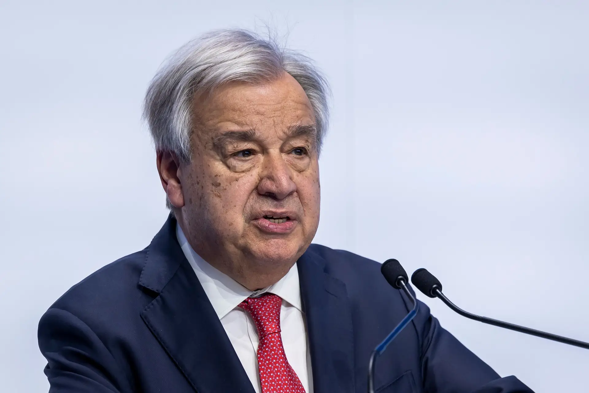 Guterres alerta para efeito nocivo da indústria da moda nas pessoas e no ambiente