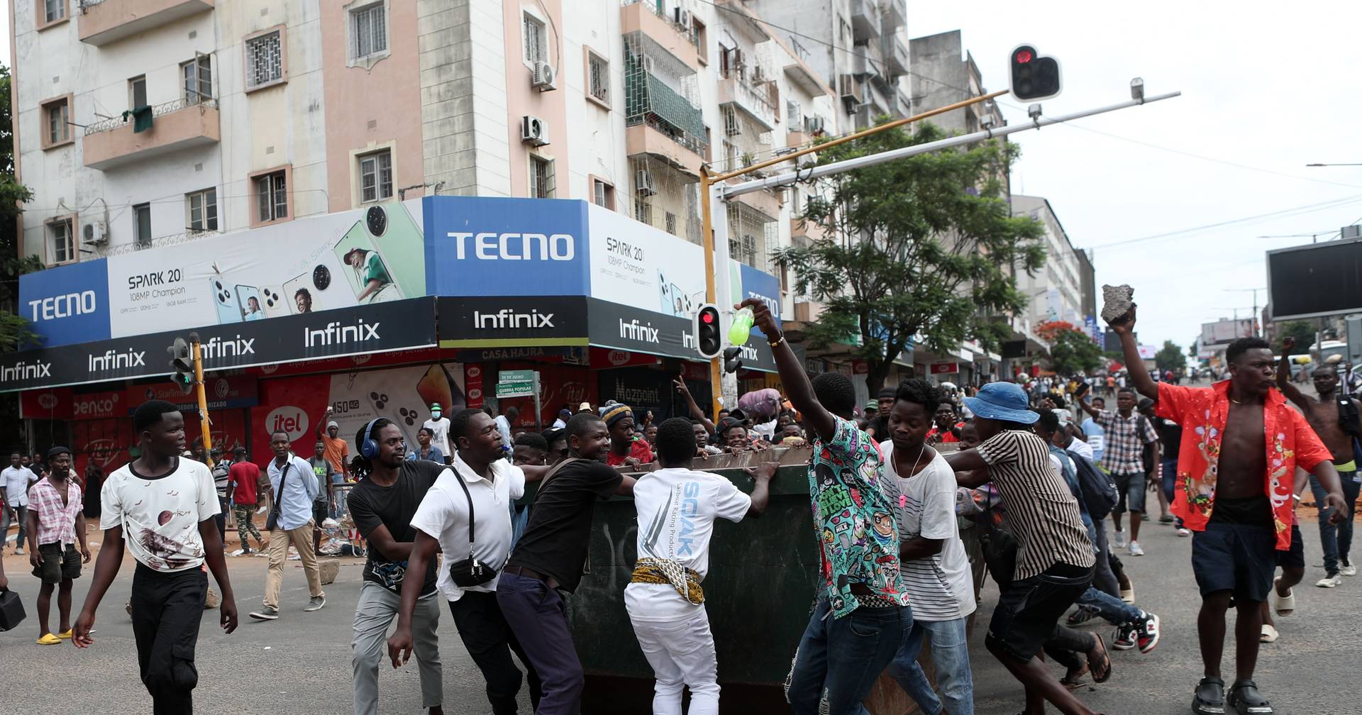 Caos no centro de Maputo após atropelamento de manifestante por carro ...