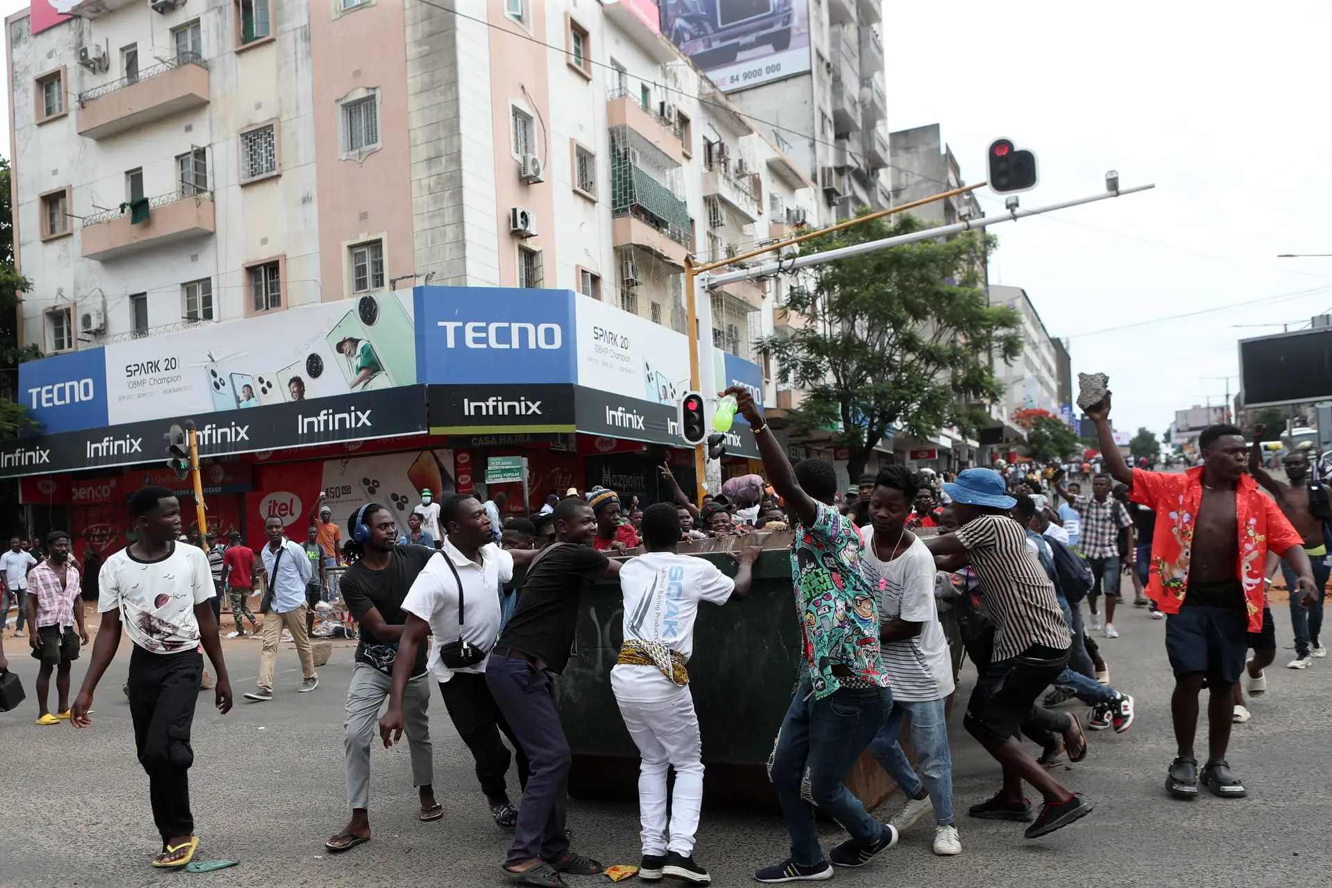 Caos no centro de Maputo após atropelamento de manifestante por carro blindado