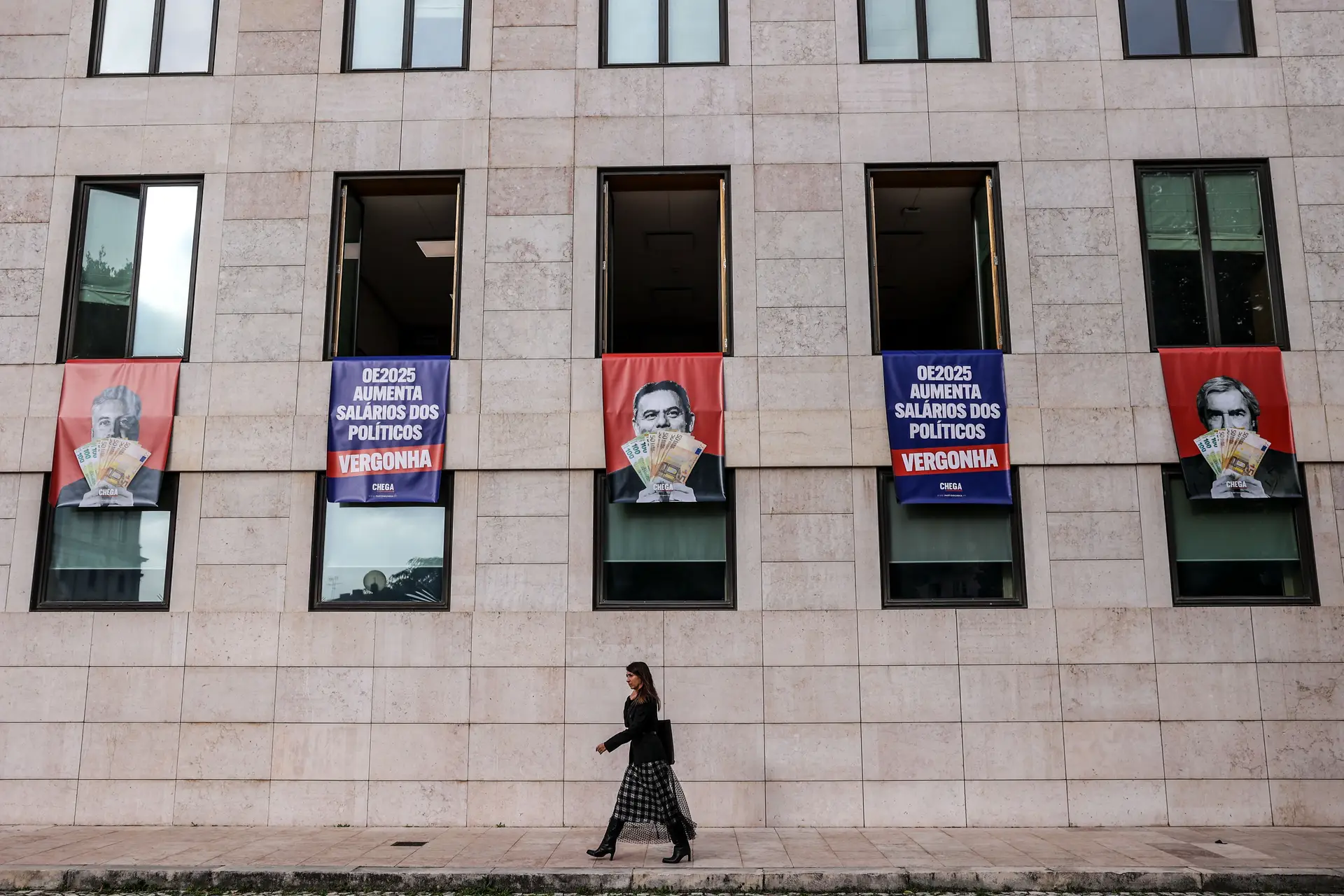 "Vandalização política": Aguiar-Branco manda retirar faixas do Chega na AR, Ventura reclama