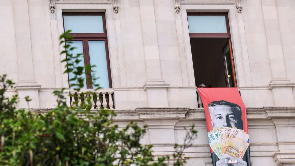 Protesto do Chega nas janelas da Assembleia da República contra a aprovação no Parlamento do fim do corte de 5% nos salários dos titulares de cargos públicos, Lisboa