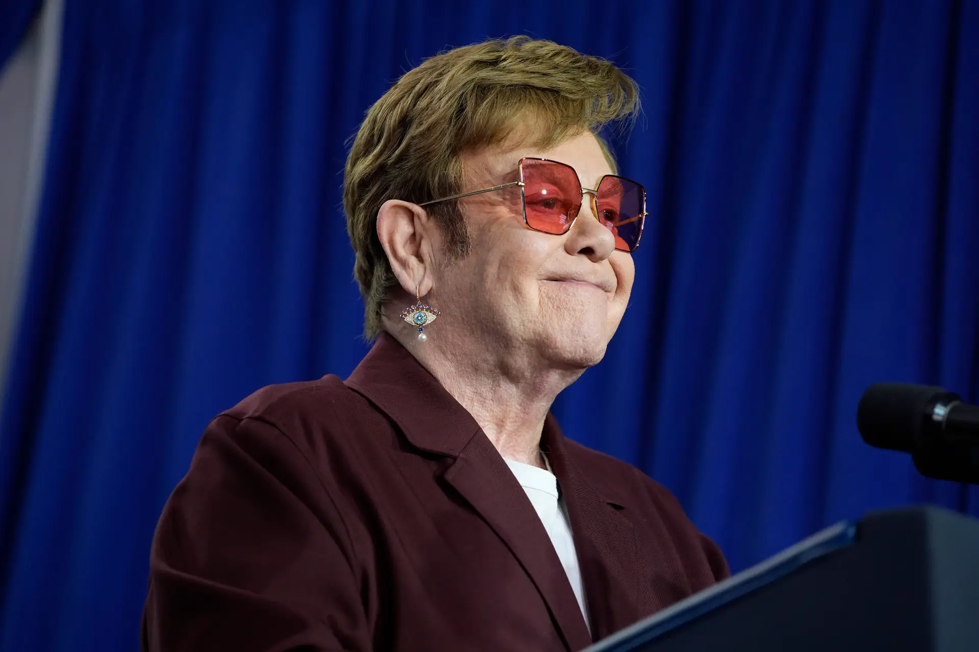 Aos 77 anos, Elton John revela ter perdido a visão após contrair uma infeção ocular 