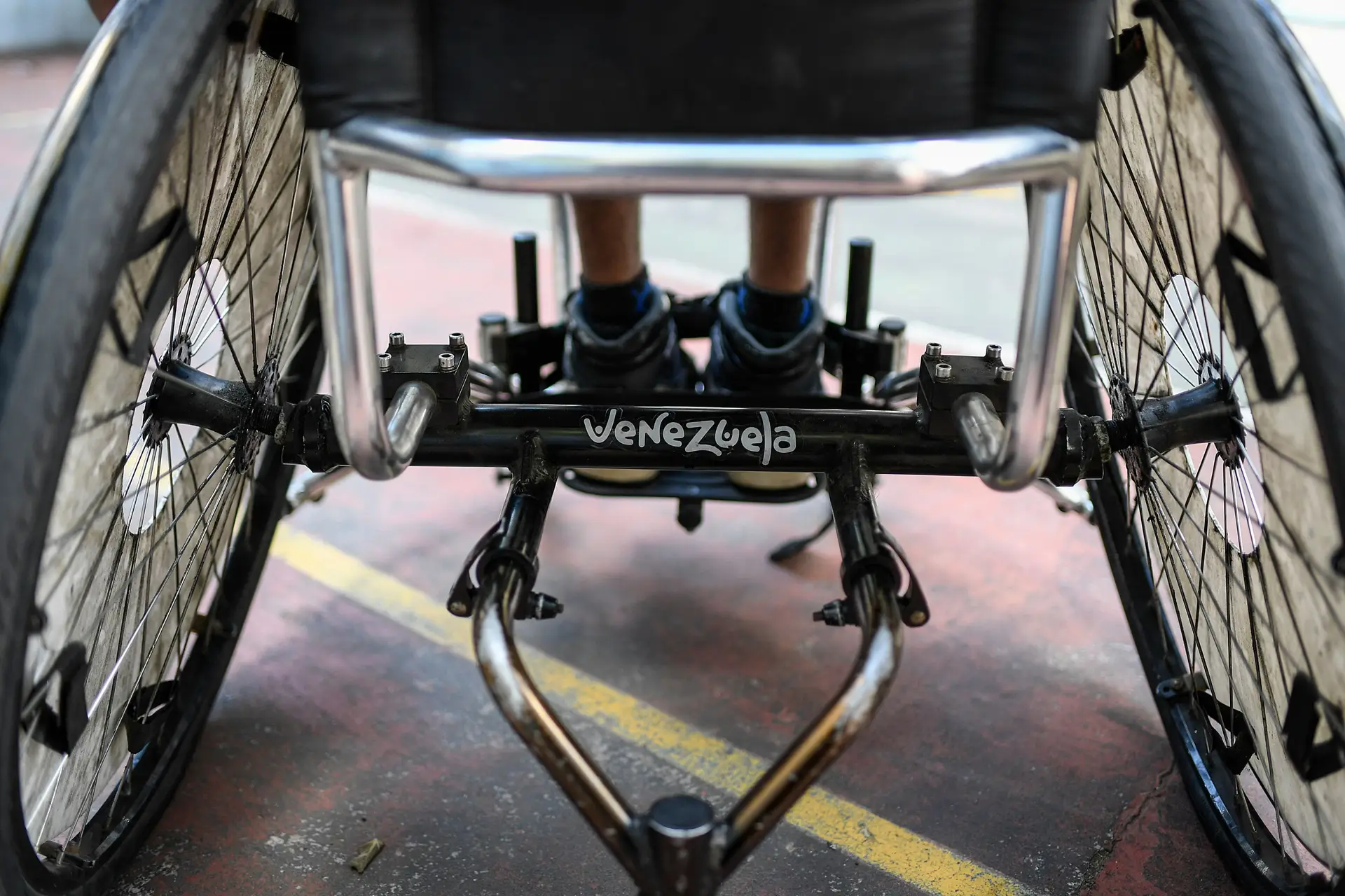 Estímulos elétricos no cérebro podem ajudar doentes com lesões na medula espinal a voltar a andar