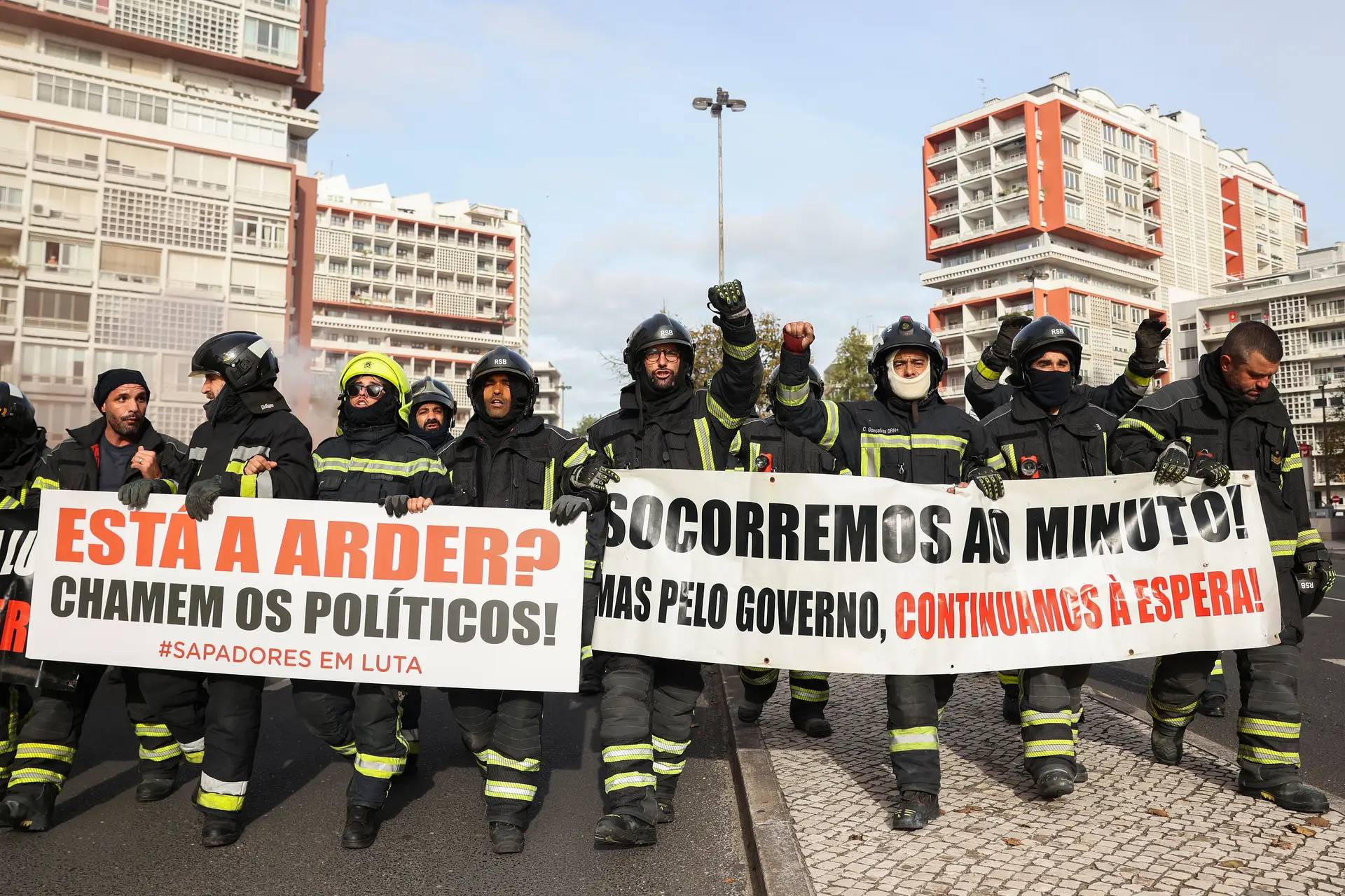 Governo admite retomar negociações com bombeiros sapadores se existir "diálogo institucional sereno"