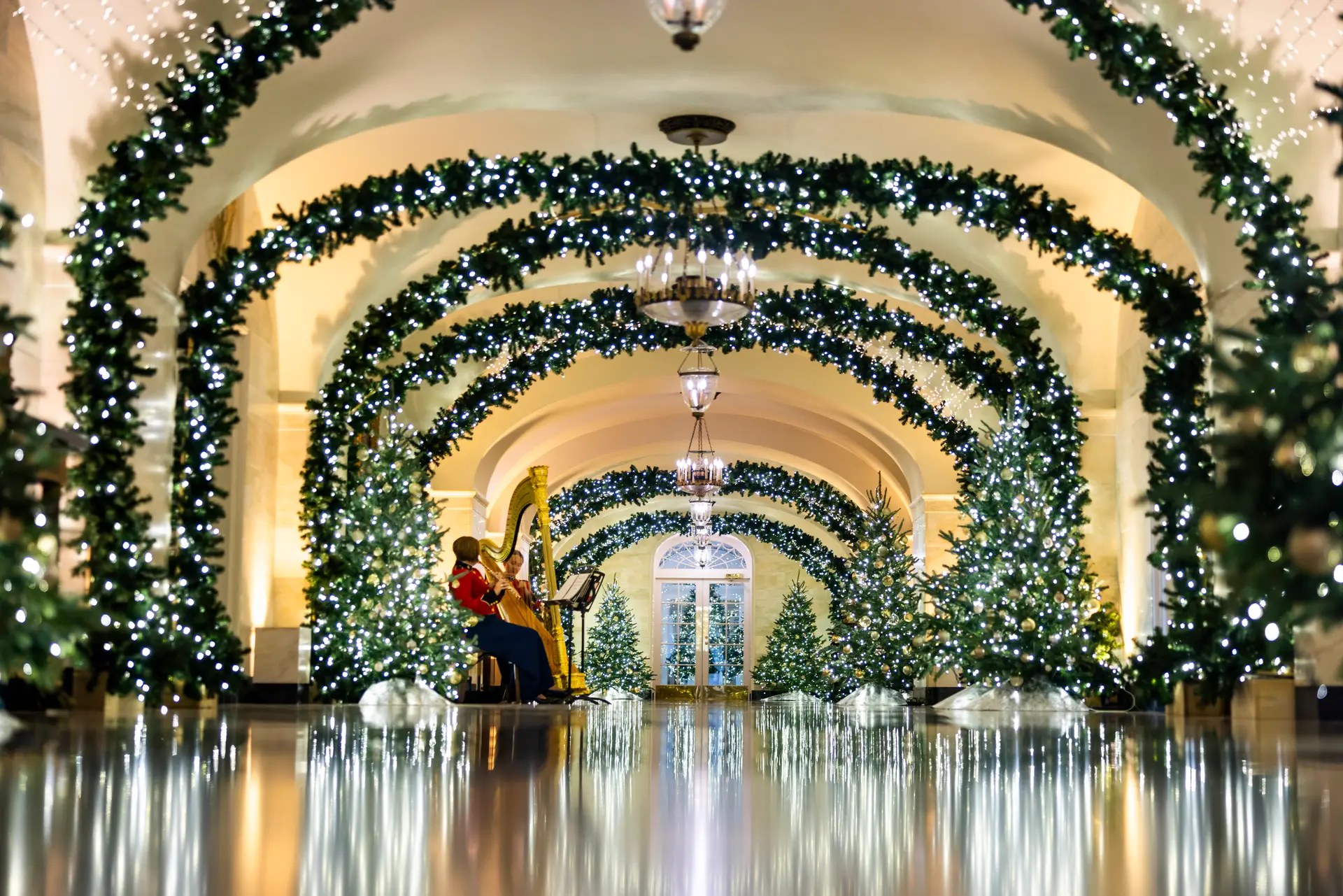 Casa Branca celebra Natal com 83 árvores e mais de 165 mil luzes