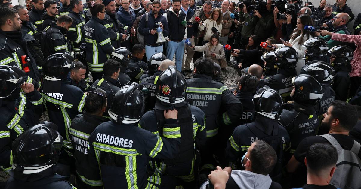 Bombeiros sapadores acusam Governo de os obrigar a "trabalho escravo"