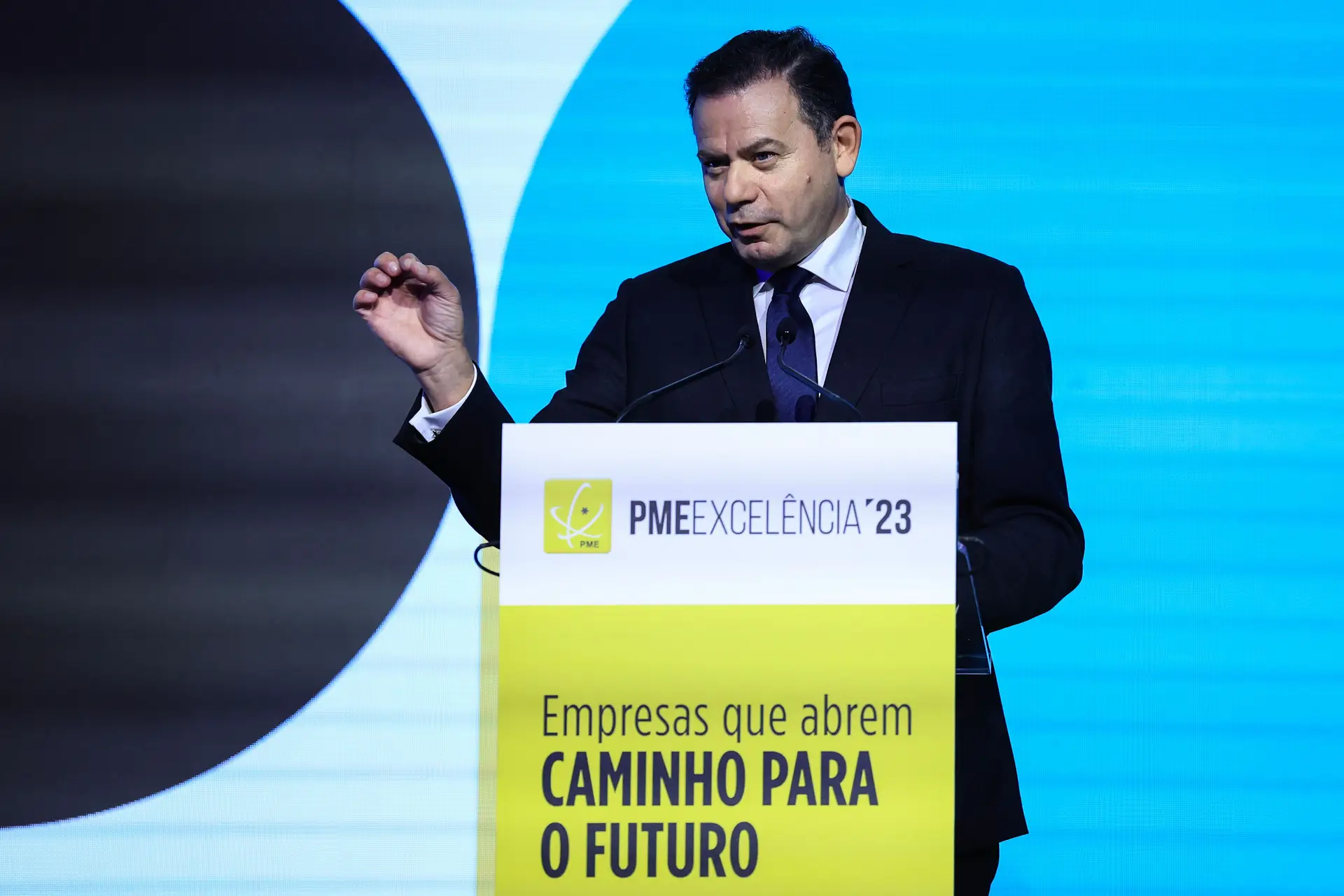 Montenegro diz que o Governo não desiste da descida do IRC
