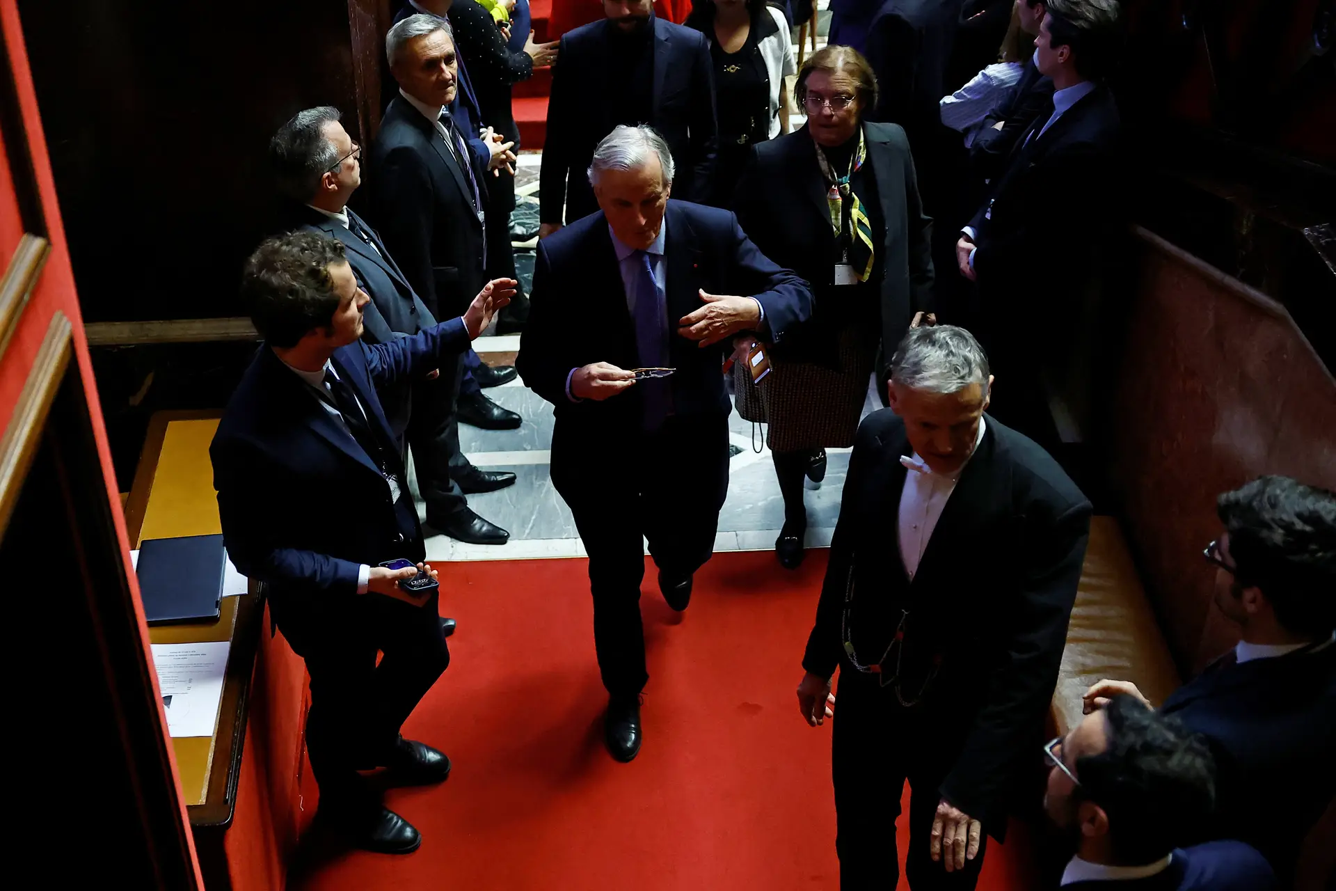 Governo francês caiu: Michel Barnier esperado no Eliseu de manhã, Macron fala ao país à noite