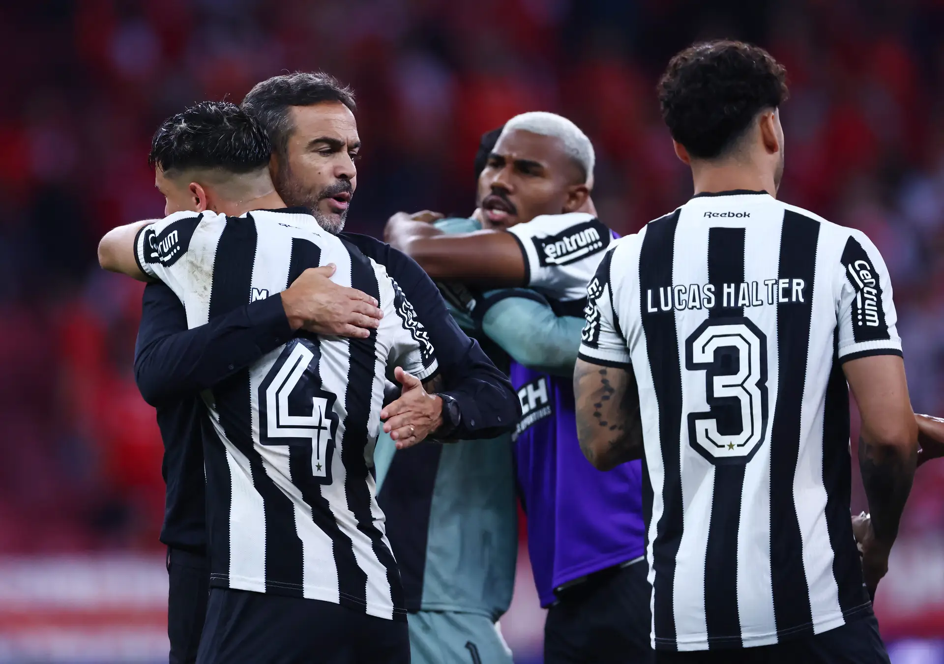 Botafogo bate Internacional e está a um ponto da conquista do Brasileirão