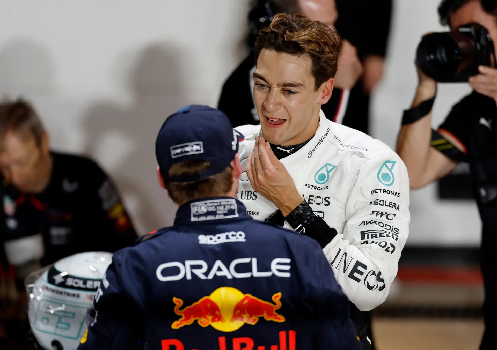 George Russell acusa Max Verstappen de ser um "bully" e pede que se "faça frente" ao tetracampeão