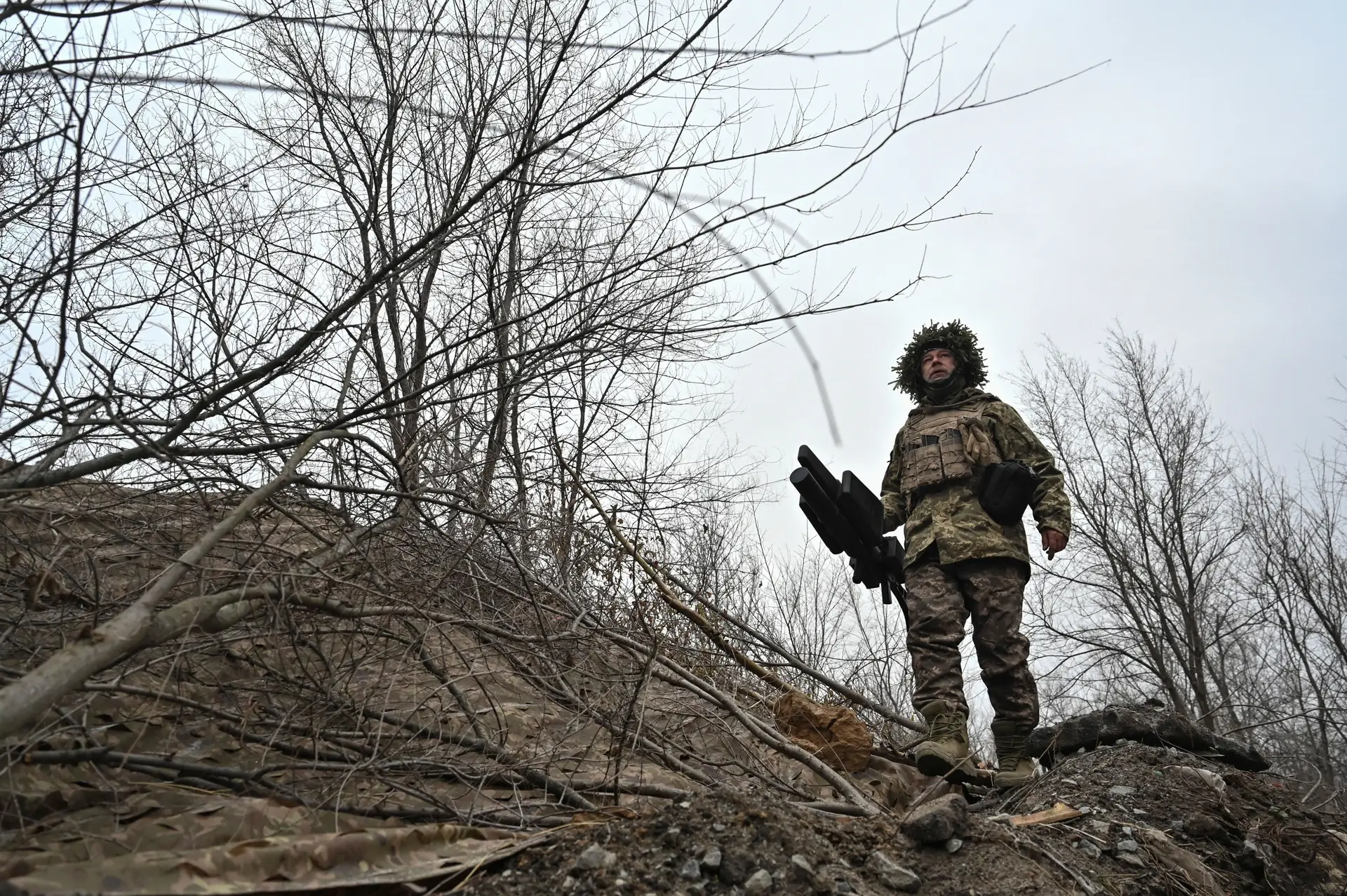 Drones ucranianos provocam incêndio em zona estratégica da Rússia