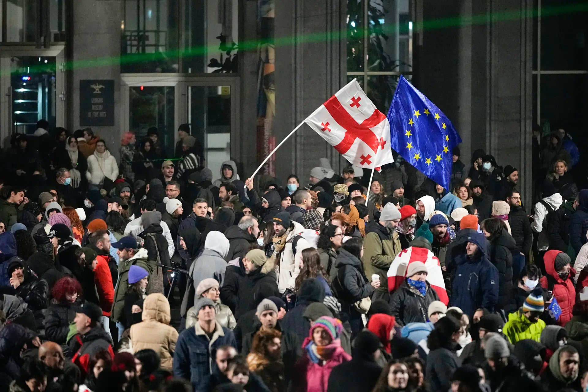Tensão na Geórgia: Zelensky expressa "apoio total" a manifestantes pró-UE e pede que país pare de ceder à Rússia