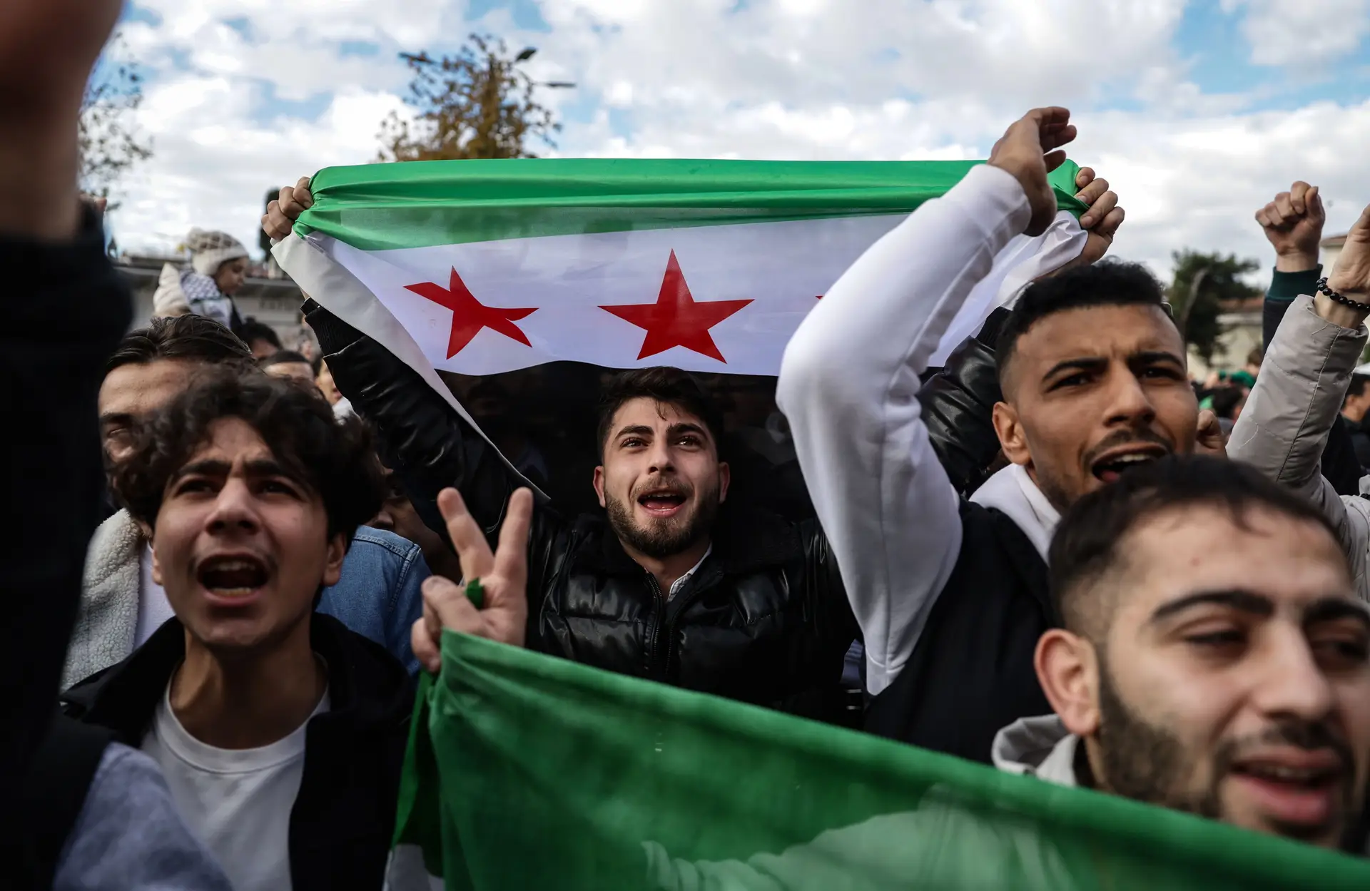 Londres saúda fim do regime sírio, enviado da ONU pede "cautela num momento decisivo"