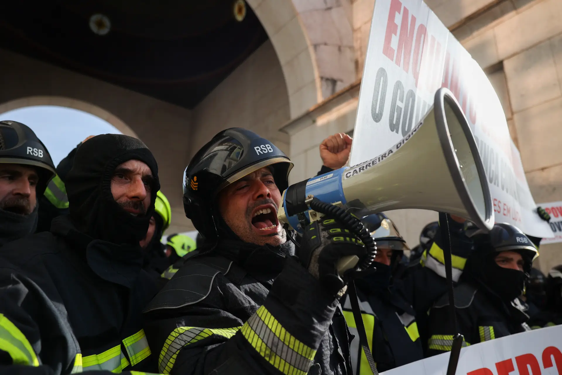 Bombeiros ameaçam com protestos e admitem voltar a deixar de fazer altas hospitalares