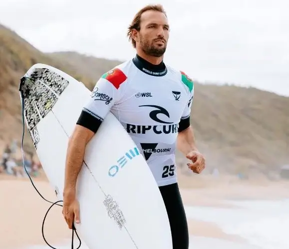 Surfista Frederico Morais sofre acidente na água