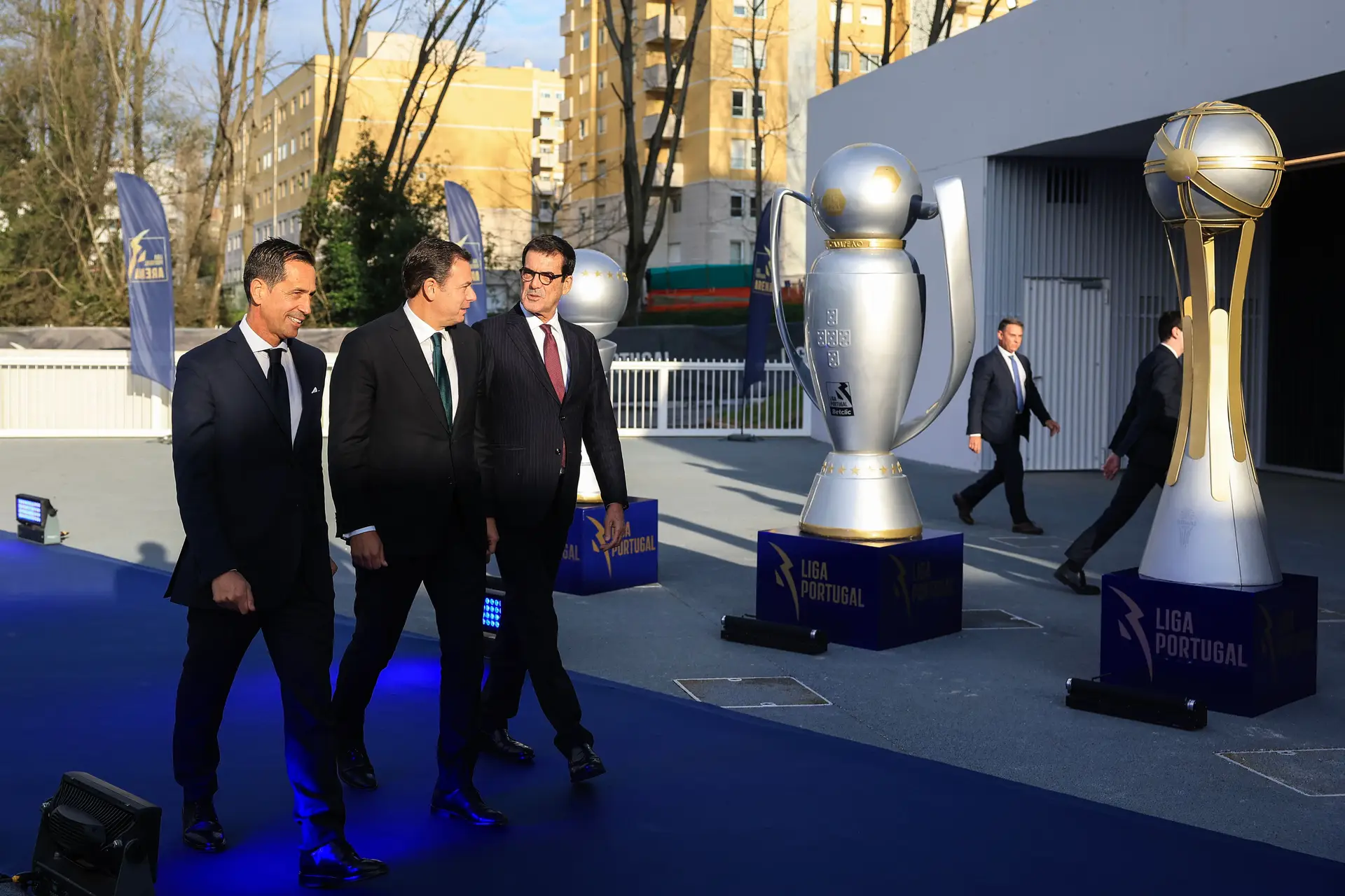 Montenegro inaugura Arena Liga Portugal, dá toques de bola e Ukra invade reunião de forma insólita