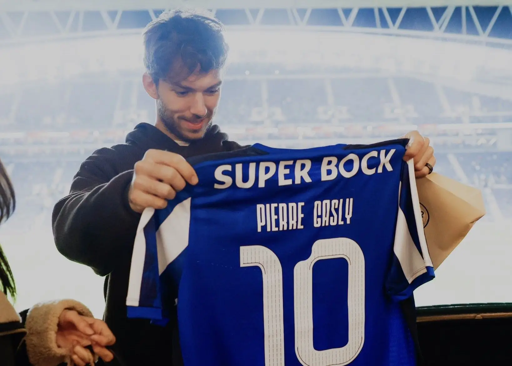 FC Porto ganha novo adepto: Pierre Gasly esteve no Dragão e até teve direito a presente