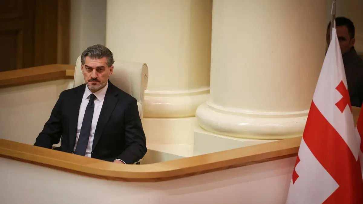 Mikheil Kavelashvili eleito Presidente da Geórgia
