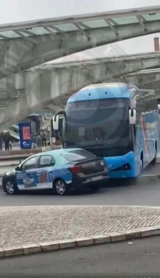 Autocarro desgovernado provoca danos na Gare do Oriente, em Lisboa