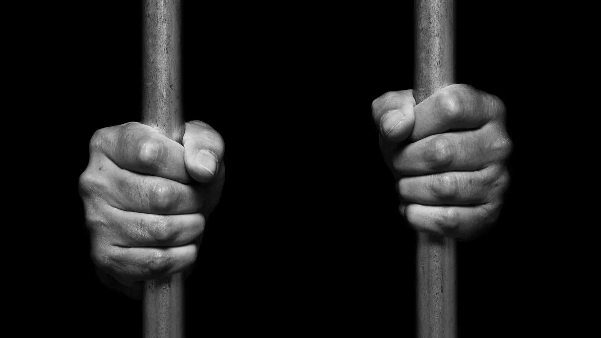 After spending three days in the cell without clothes, the restoration was hospitalized in a serious condition