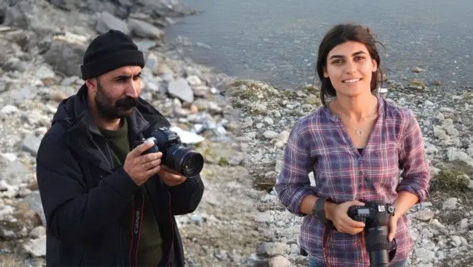 Os jornalistas turcos de origem curda Nazım Daştan e Cihan Bilgin