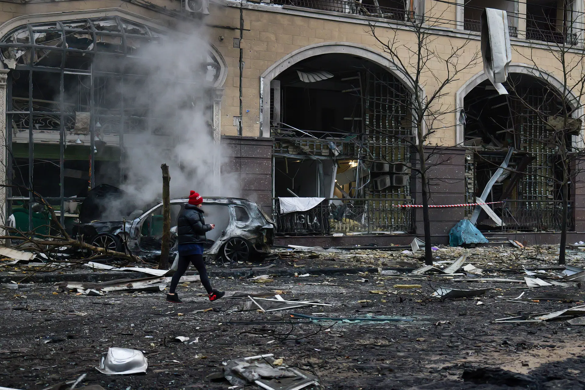 Ataque com míssil russo a Kiev faz pelo menos um morto e vários feridos