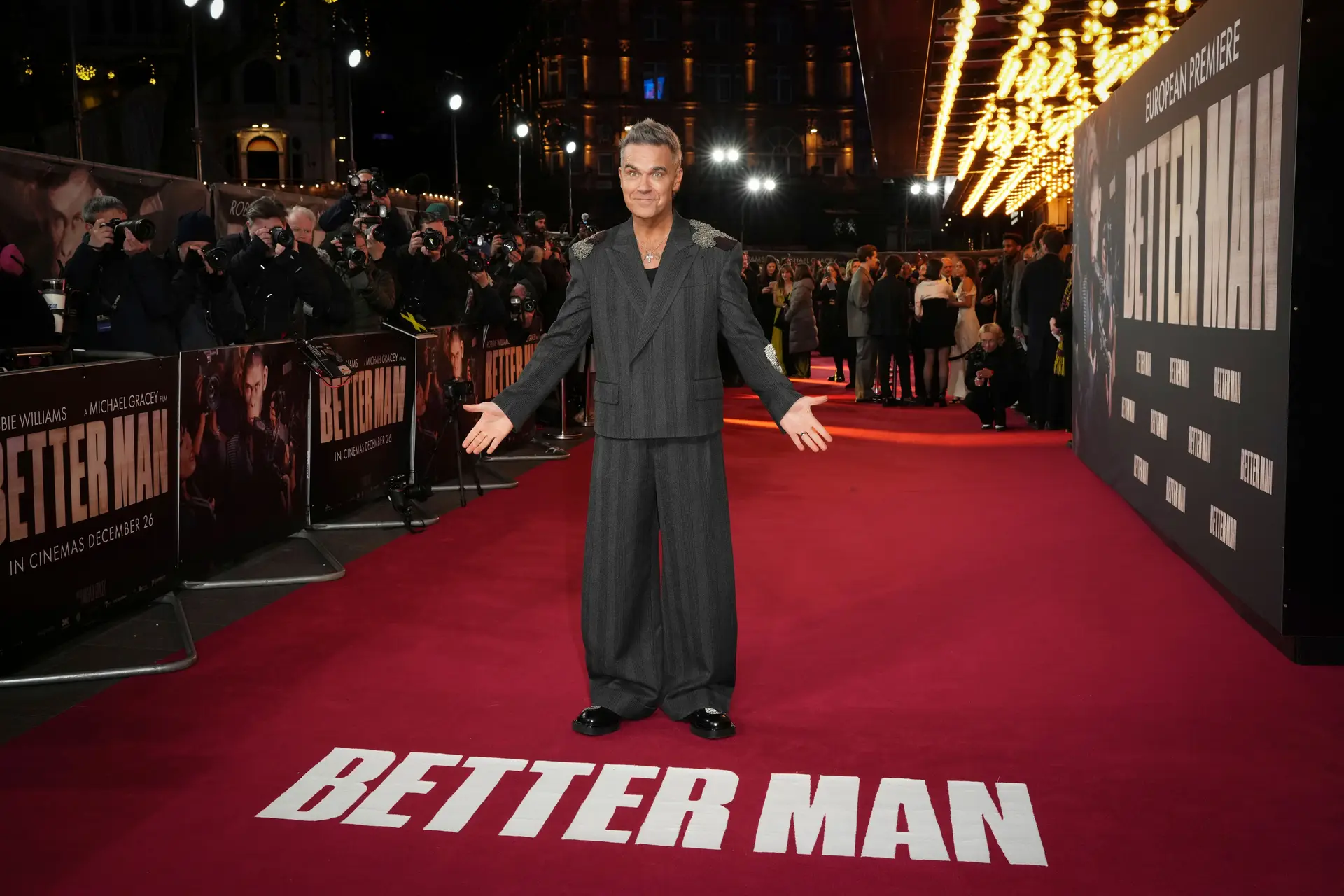 "Better Man": filme autobiográfico de Robbie Williams estreia no início do ano e mostra o lado sombrio da fama