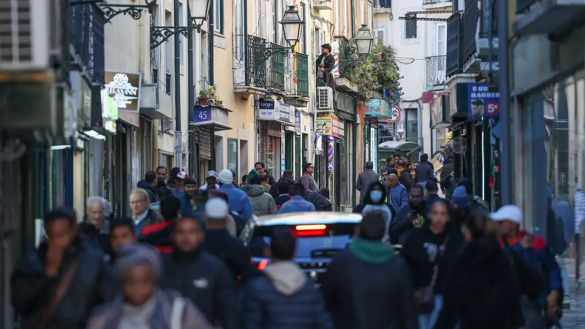 Populares caminham na Rua do Benformoso, no Martim Moniz, em Lisboa