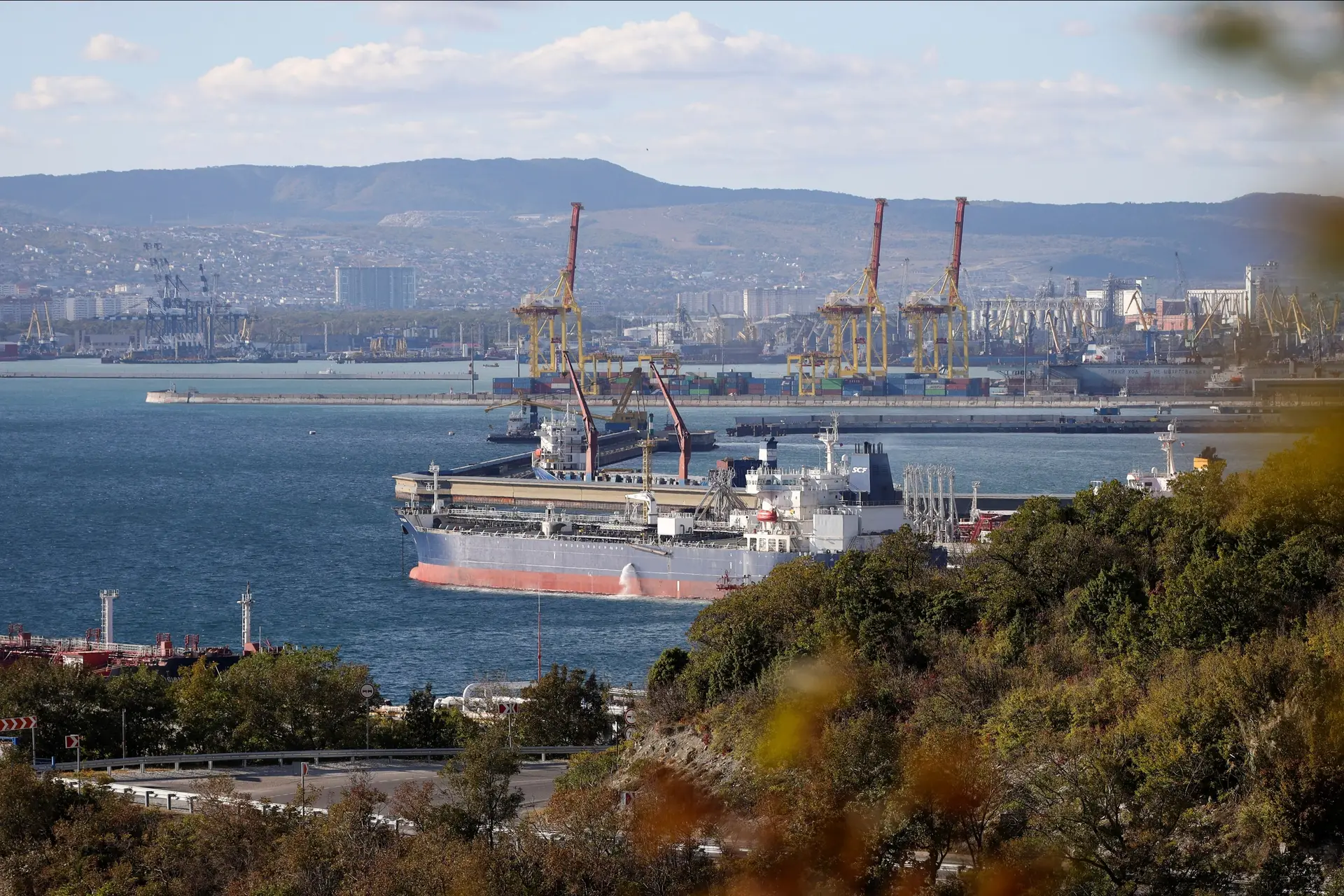 Um navio cargueiro de petróleo da Rússia no porto de Novorossiysk